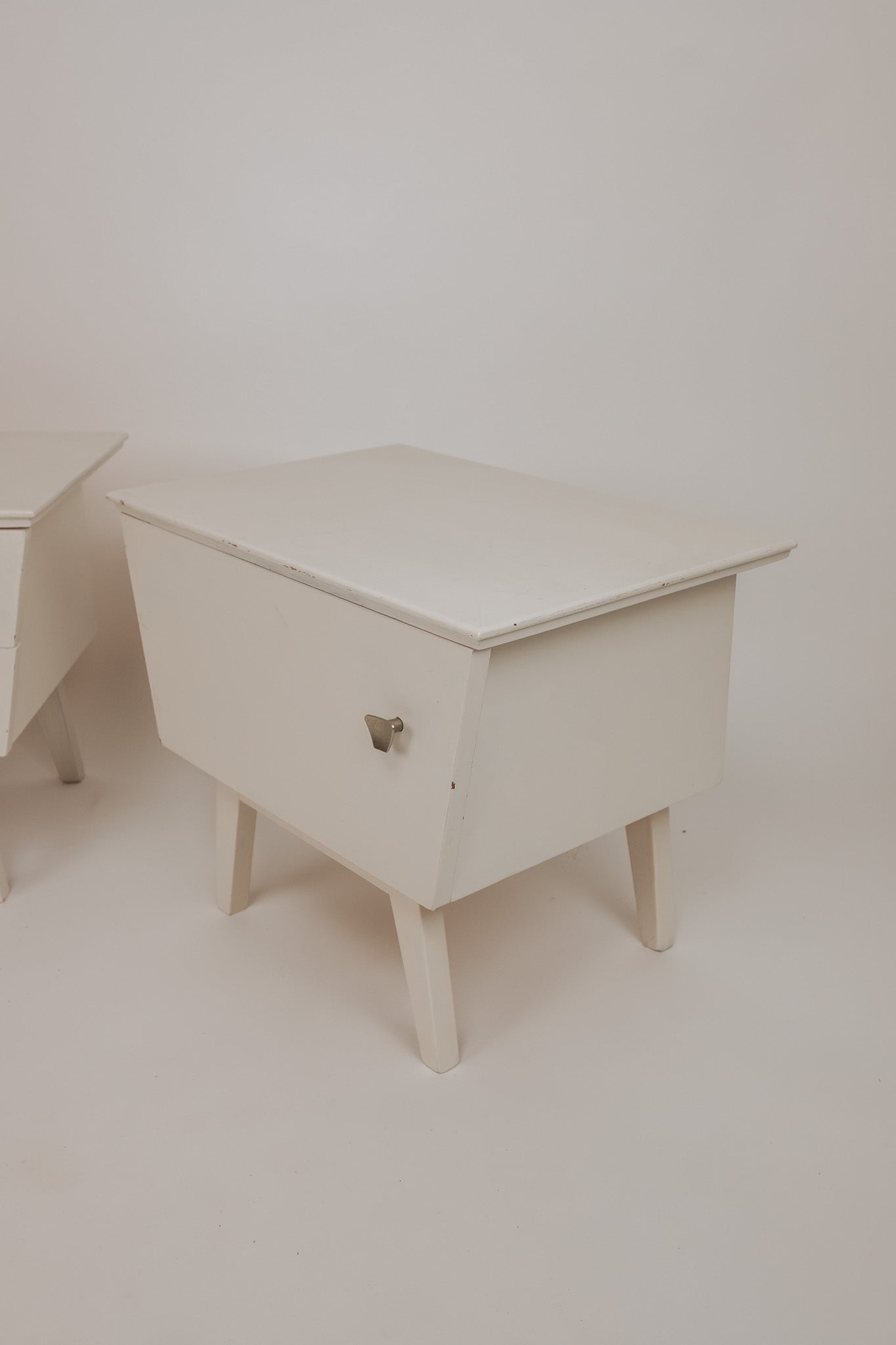 Set van 2 witgeverfde houten nachtkastjes, jaren 60