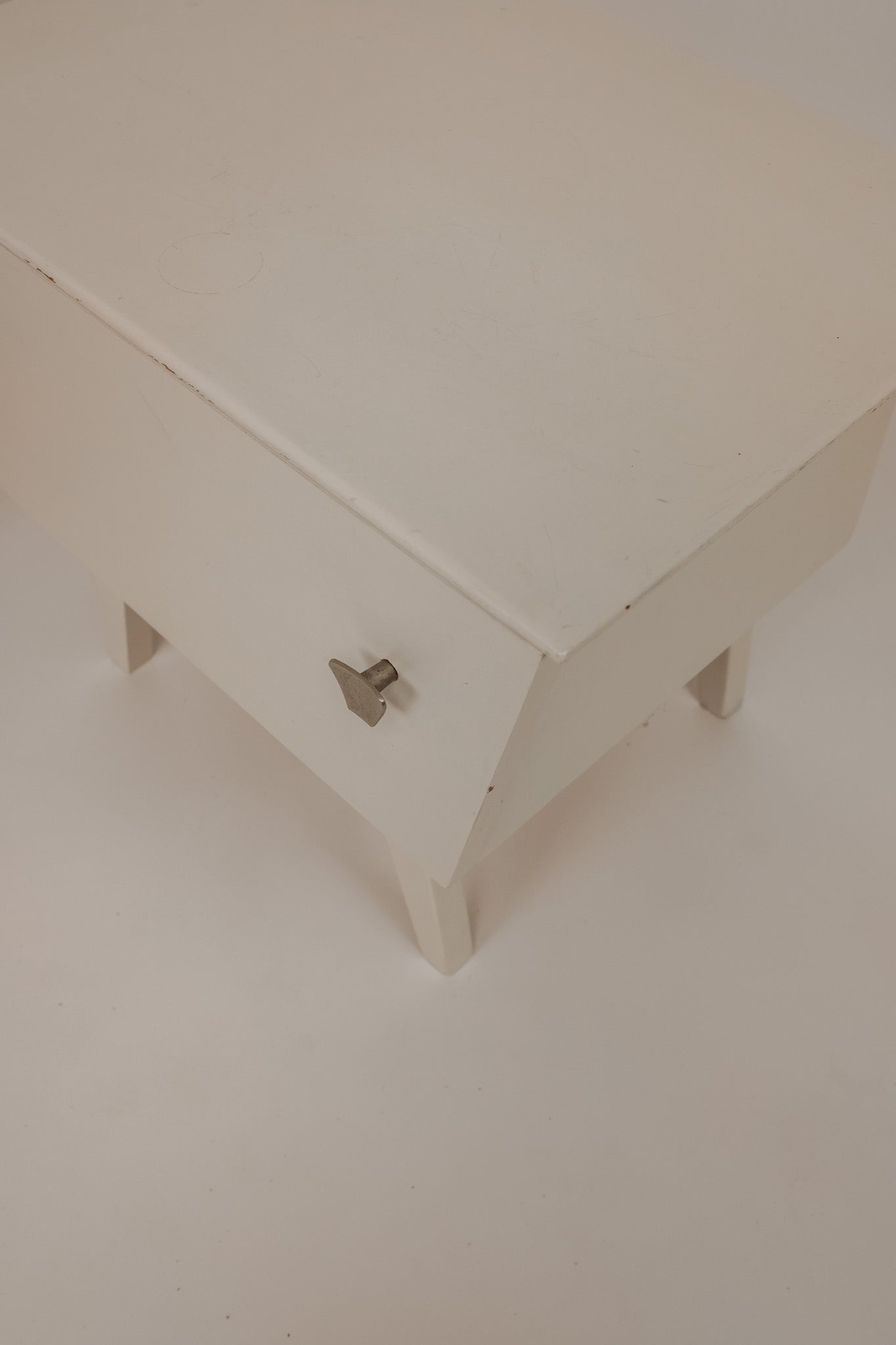 Set van 2 witgeverfde houten nachtkastjes, jaren 60