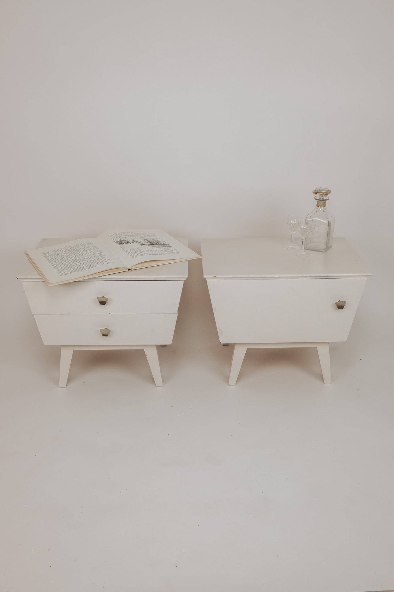 Set van 2 witgeverfde houten nachtkastjes, jaren 60