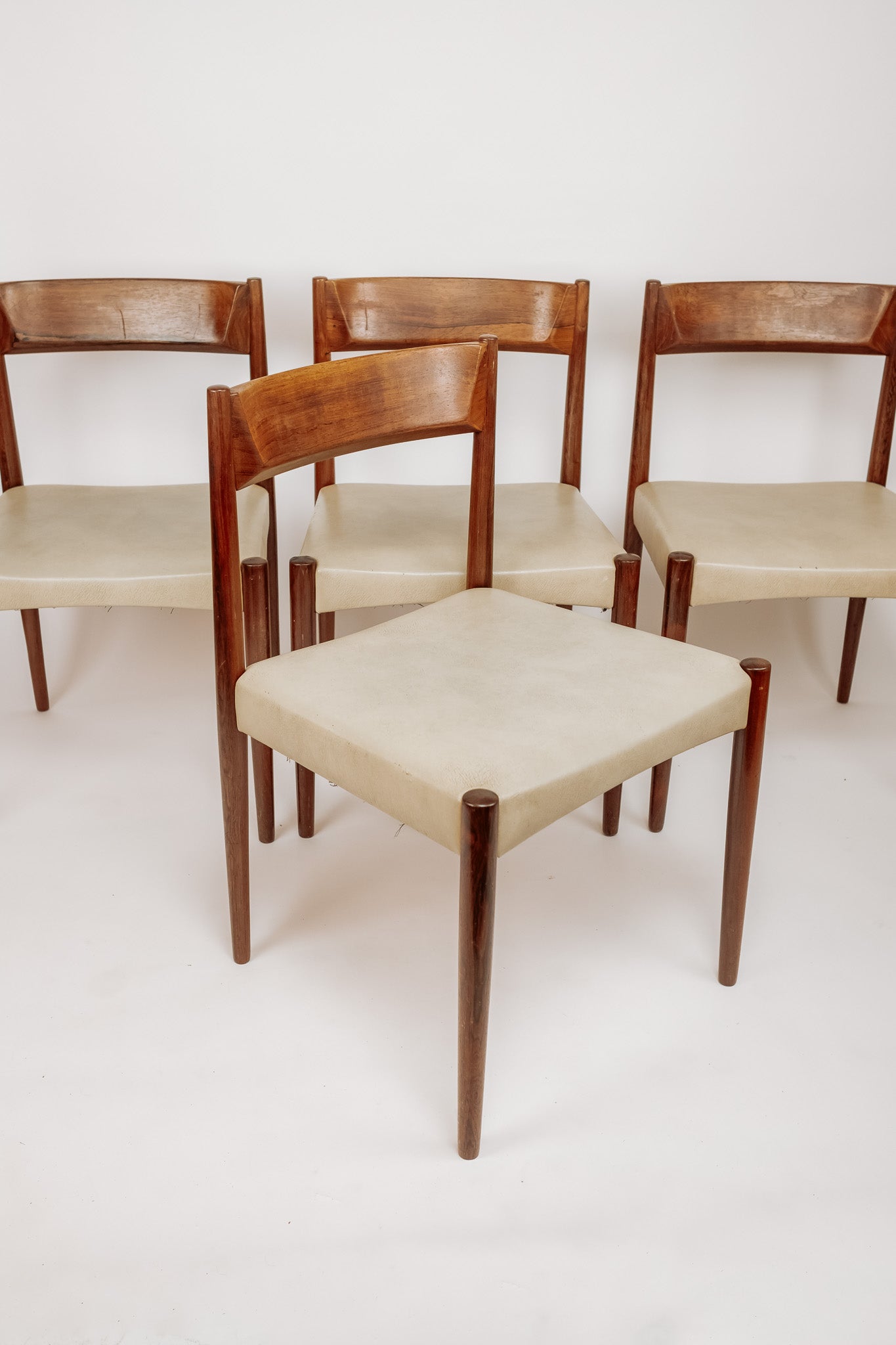 Set van 4 vintage teakhouten eetkamerstoelen, wit skai leren bekleding, jaren 60