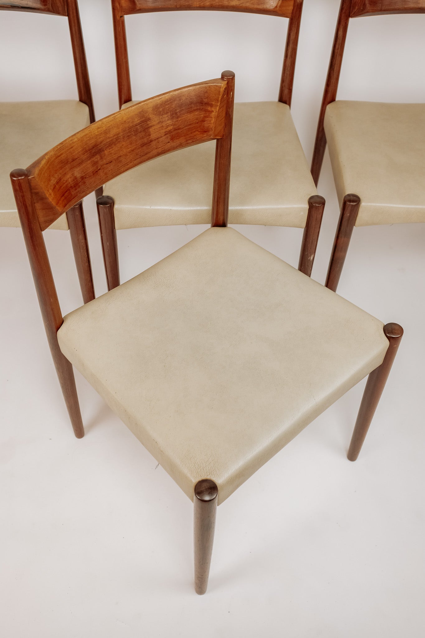Set van 4 vintage teakhouten eetkamerstoelen, wit skai leren bekleding, jaren 60