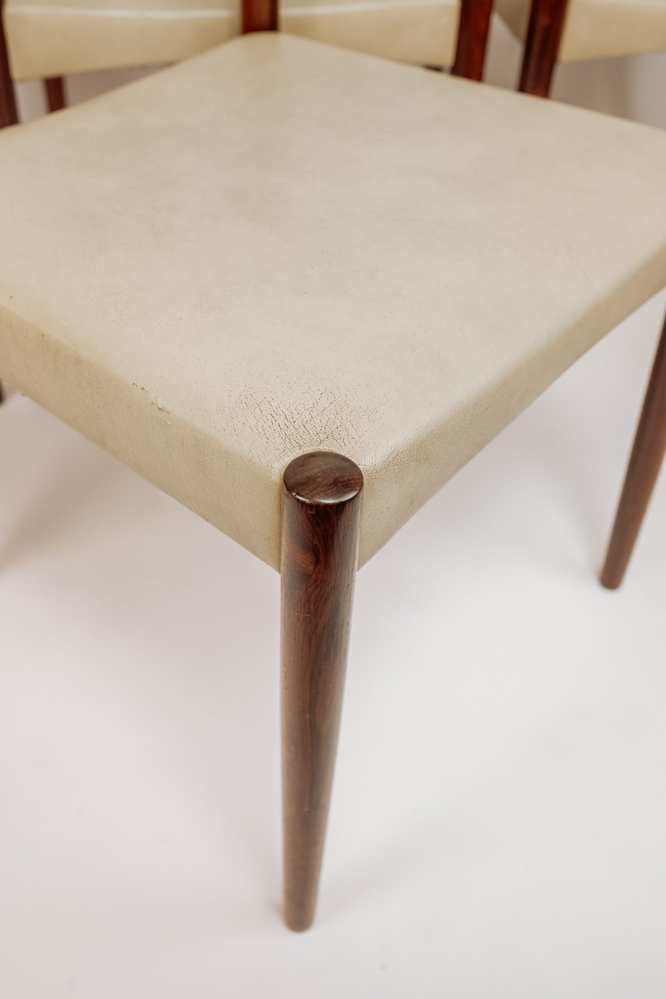 Set van 4 vintage teakhouten eetkamerstoelen, wit skai leren bekleding, jaren 60