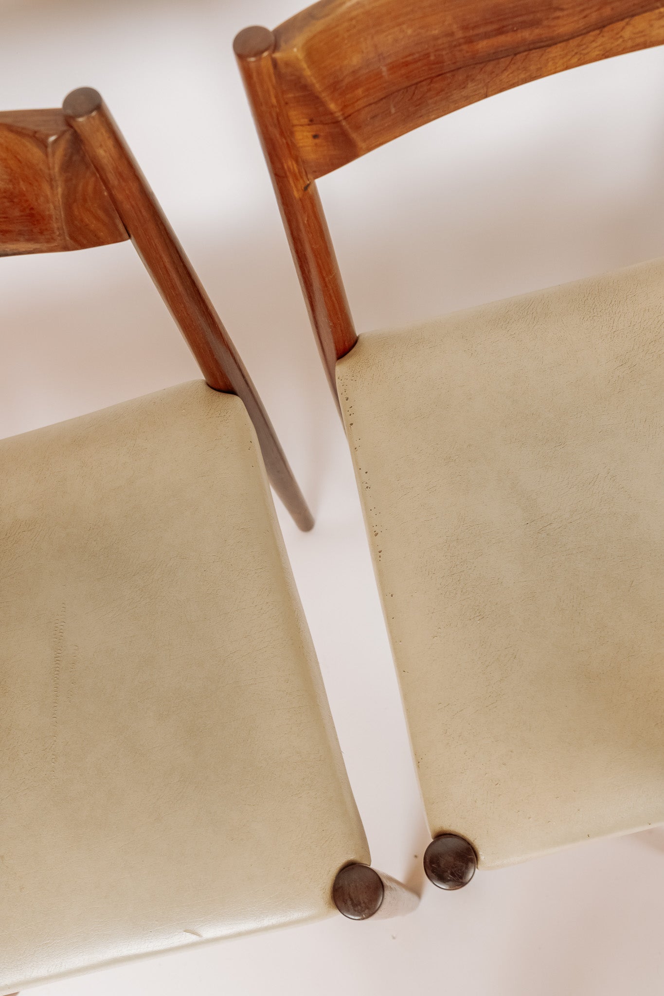 Set van 4 vintage teakhouten eetkamerstoelen, wit skai leren bekleding, jaren 60