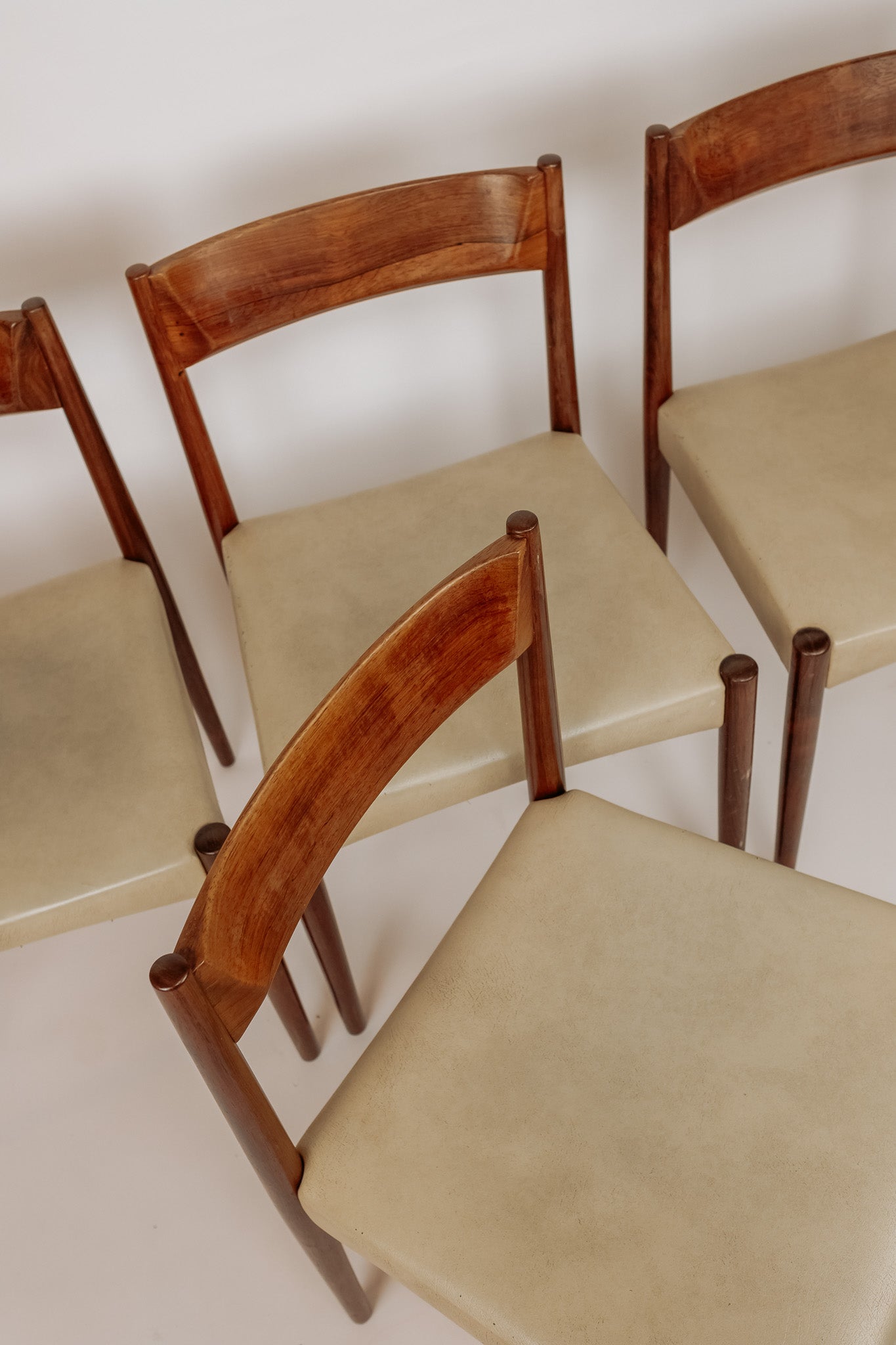 Set van 4 vintage teakhouten eetkamerstoelen, wit skai leren bekleding, jaren 60