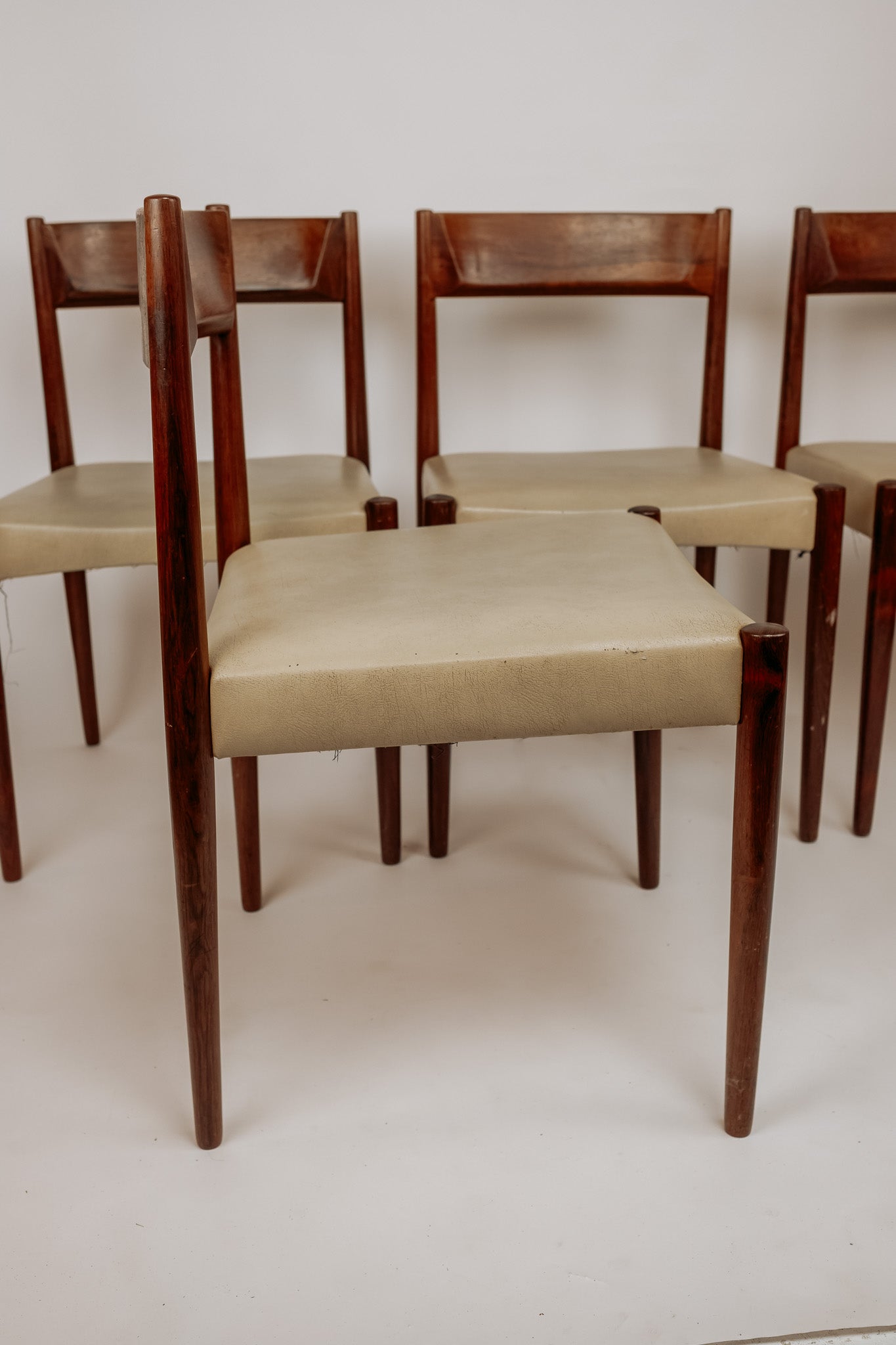 Set van 4 vintage teakhouten eetkamerstoelen, wit skai leren bekleding, jaren 60