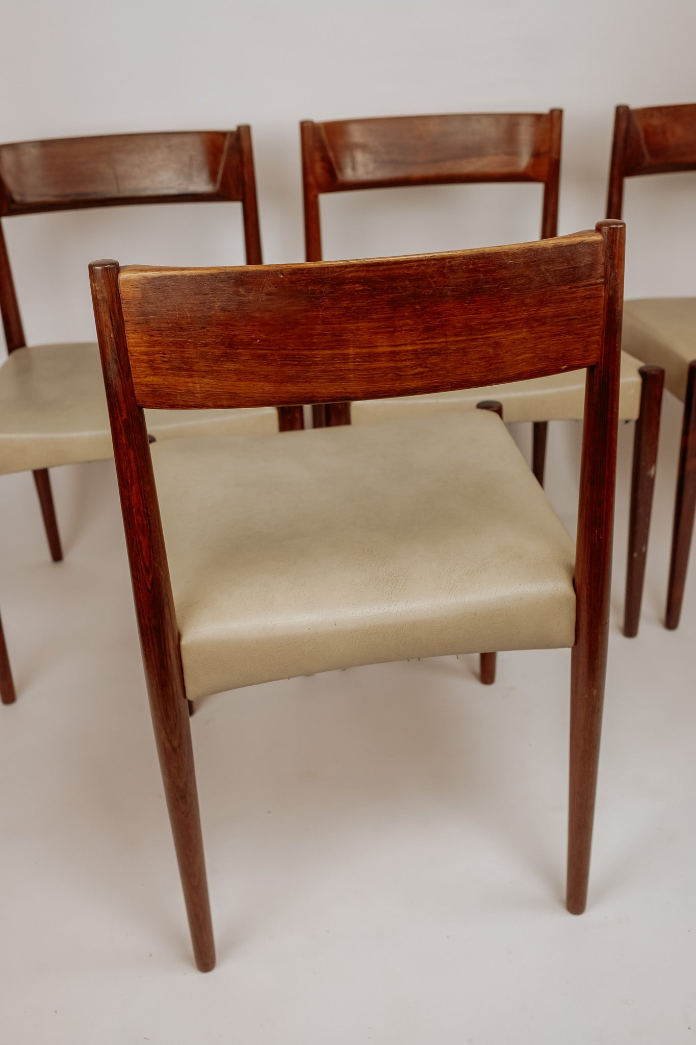 Set van 4 vintage teakhouten eetkamerstoelen, wit skai leren bekleding, jaren 60