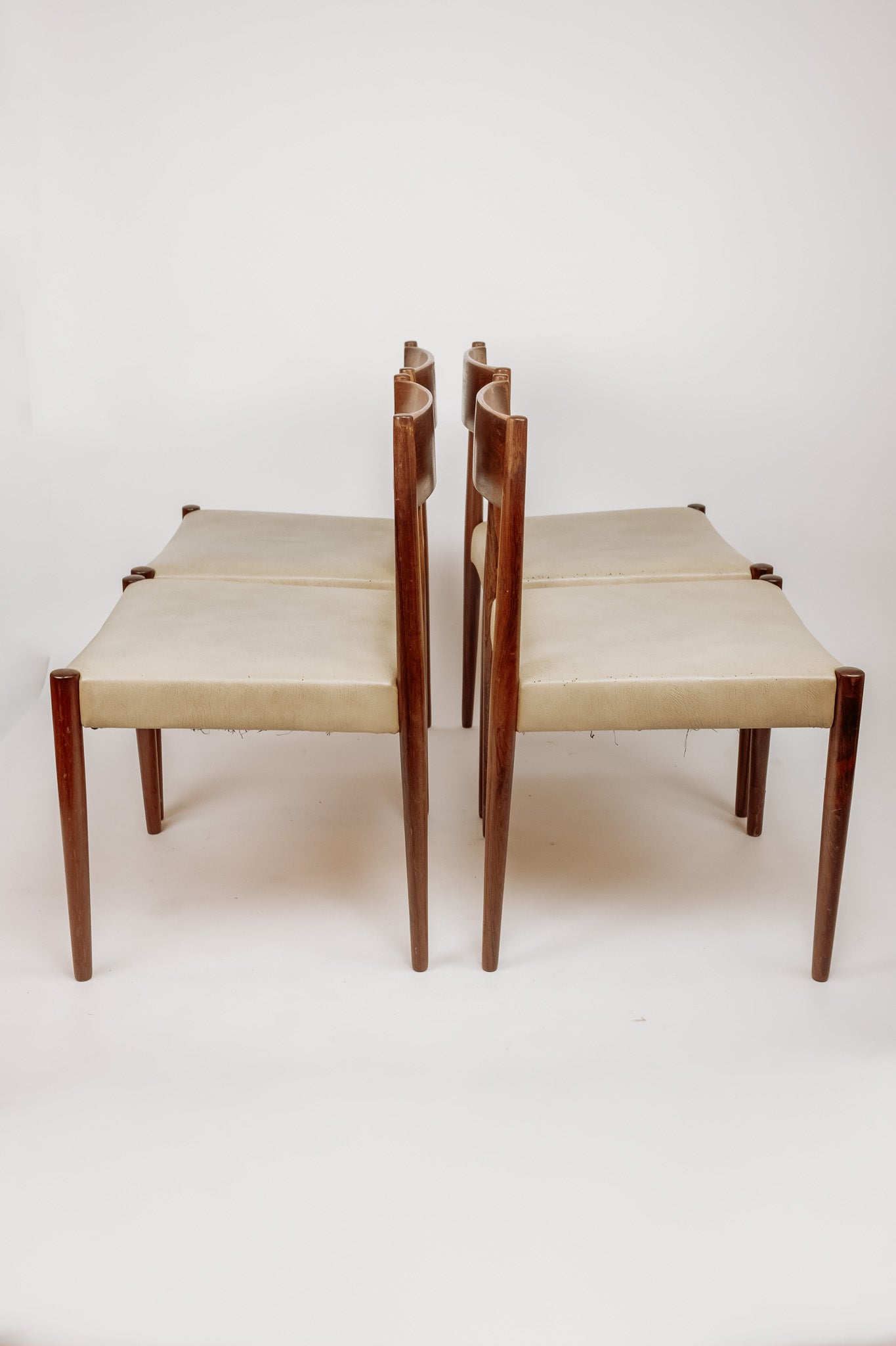 Set van 4 vintage teakhouten eetkamerstoelen, wit skai leren bekleding, jaren 60