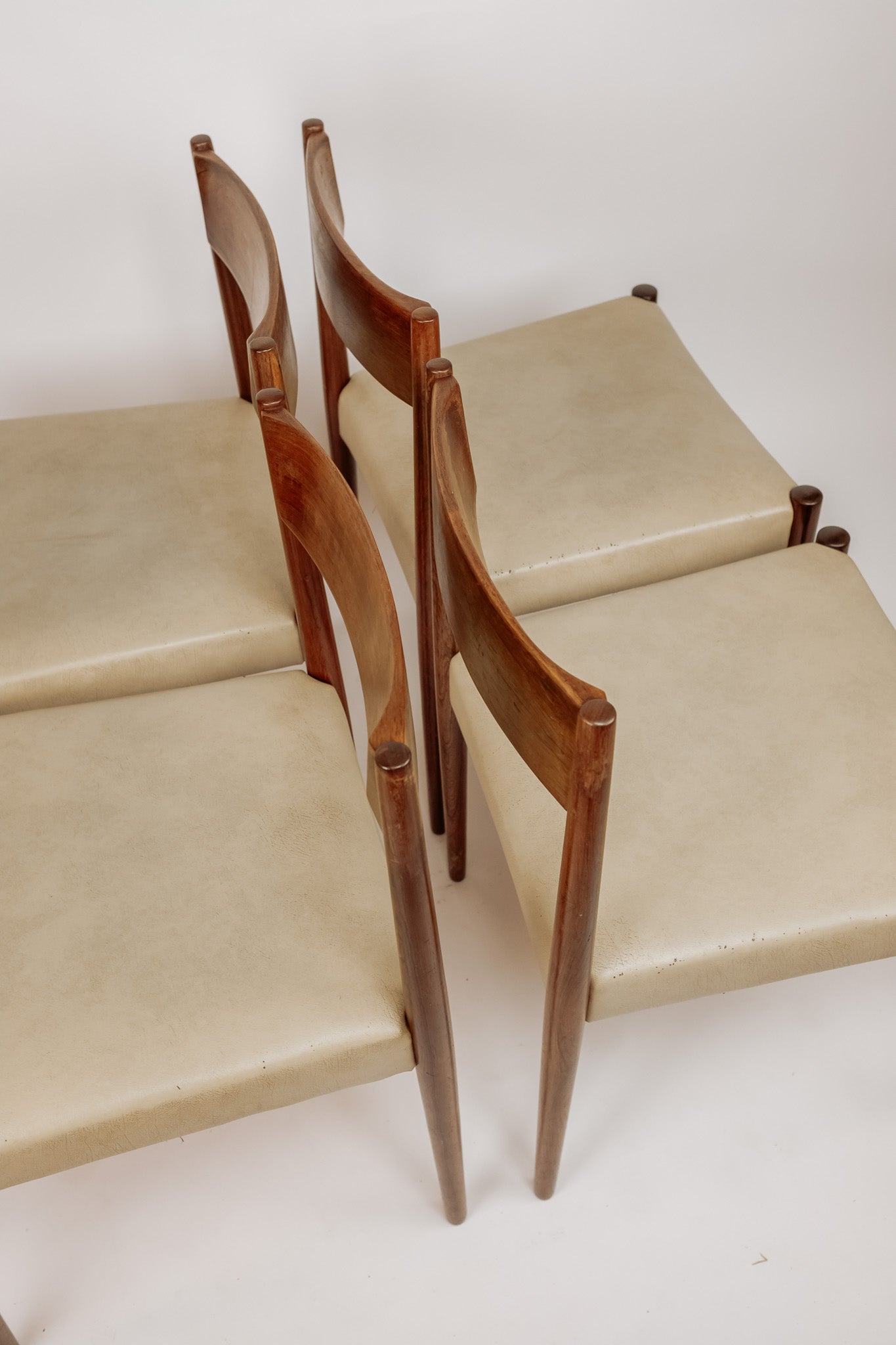 Set van 4 vintage teakhouten eetkamerstoelen, wit skai leren bekleding, jaren 60