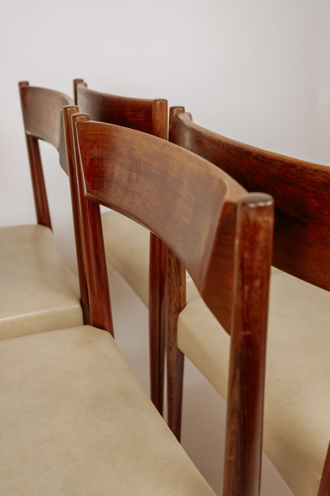 Set van 4 vintage teakhouten eetkamerstoelen, wit skai leren bekleding, jaren 60