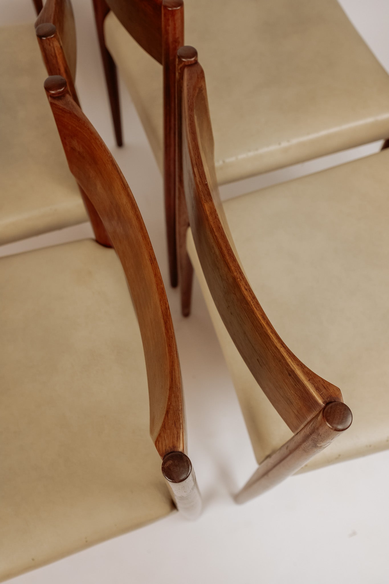 Set van 4 vintage teakhouten eetkamerstoelen, wit skai leren bekleding, jaren 60