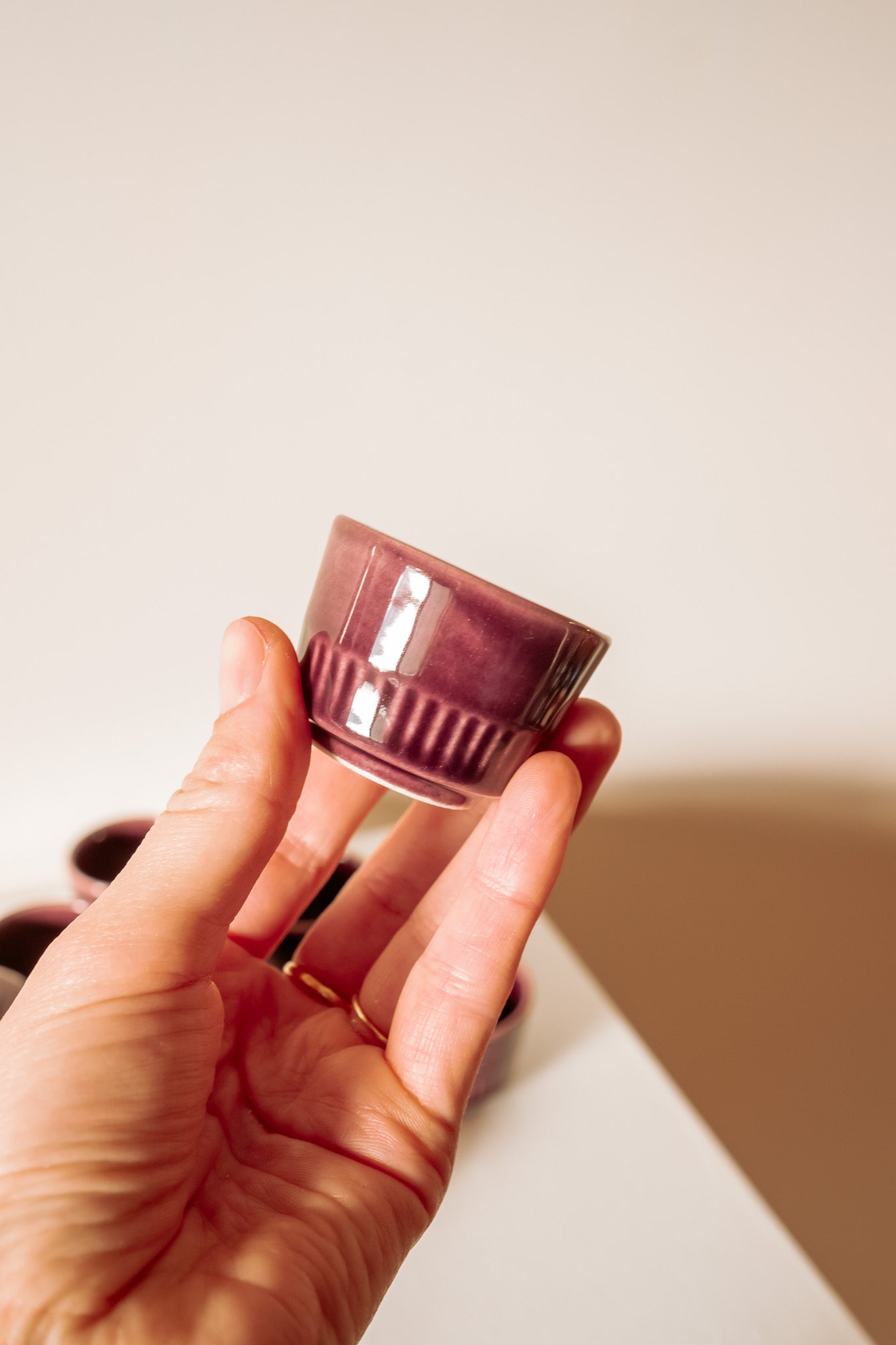 Paars keramieken ontbijtservies met eierdopjes en zout & peper stel, jaren 70