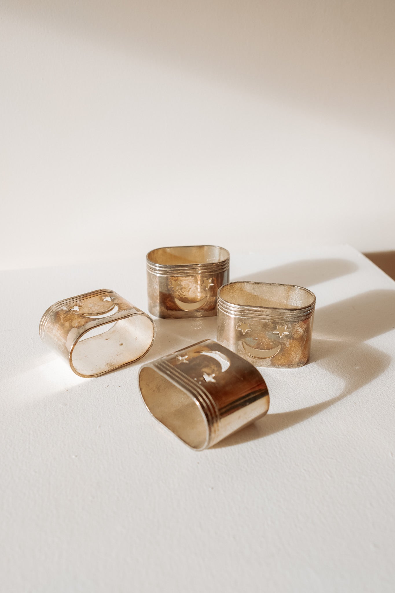 Set van 4 zilveren servetringen met smiley gezichtjes