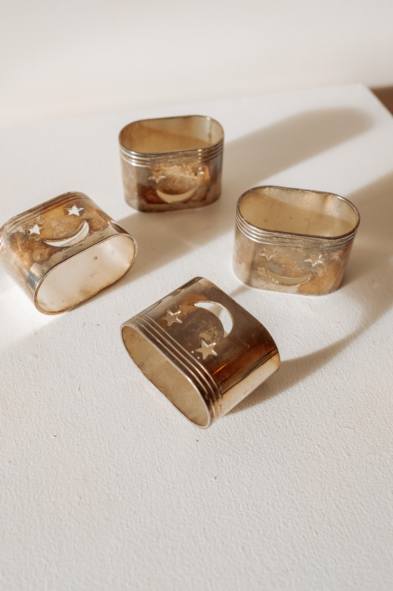 Set van 4 zilveren servetringen met smiley gezichtjes