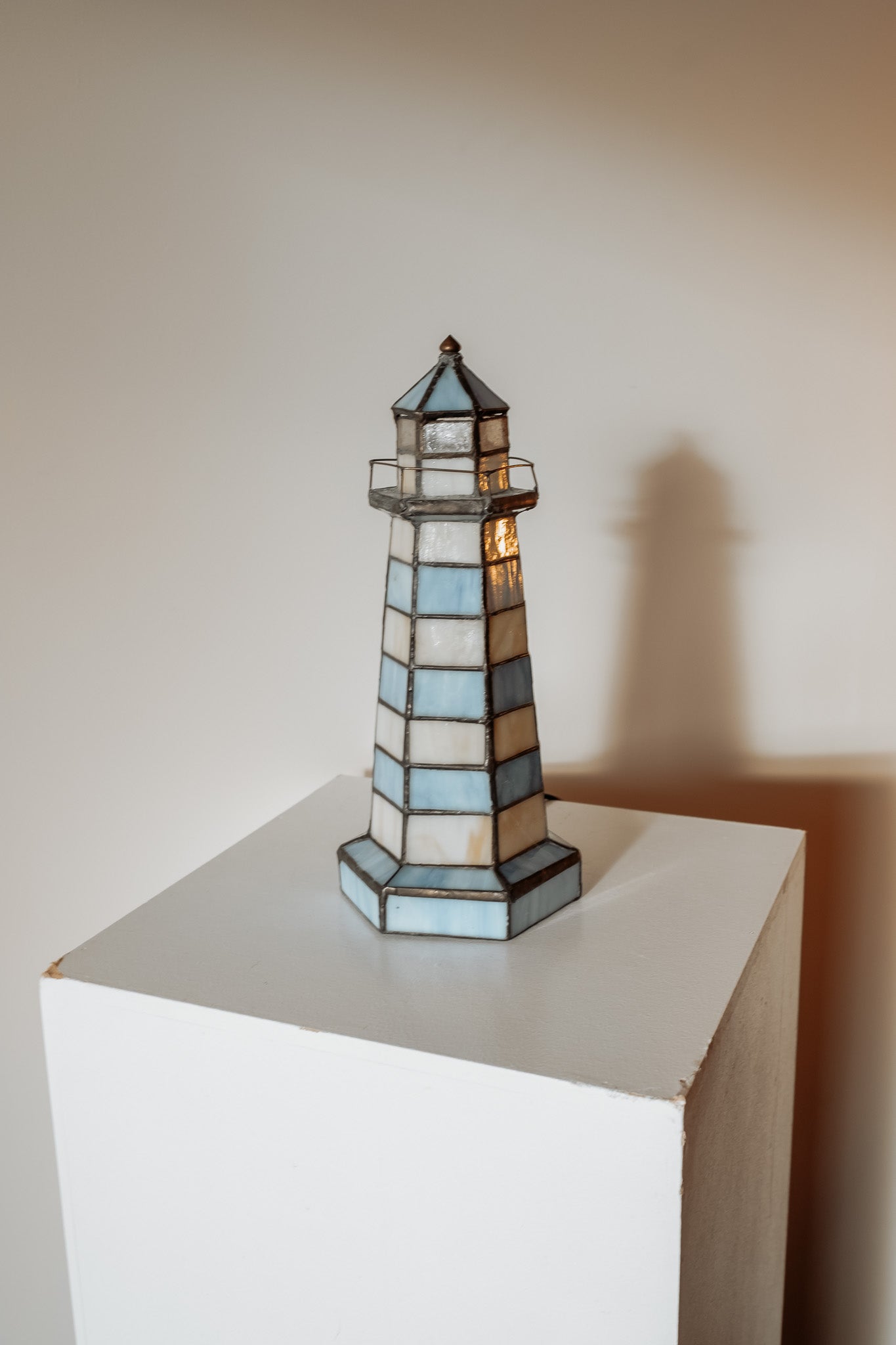 Vintage Tiffany vuurtorenlamp van glas-in-lood