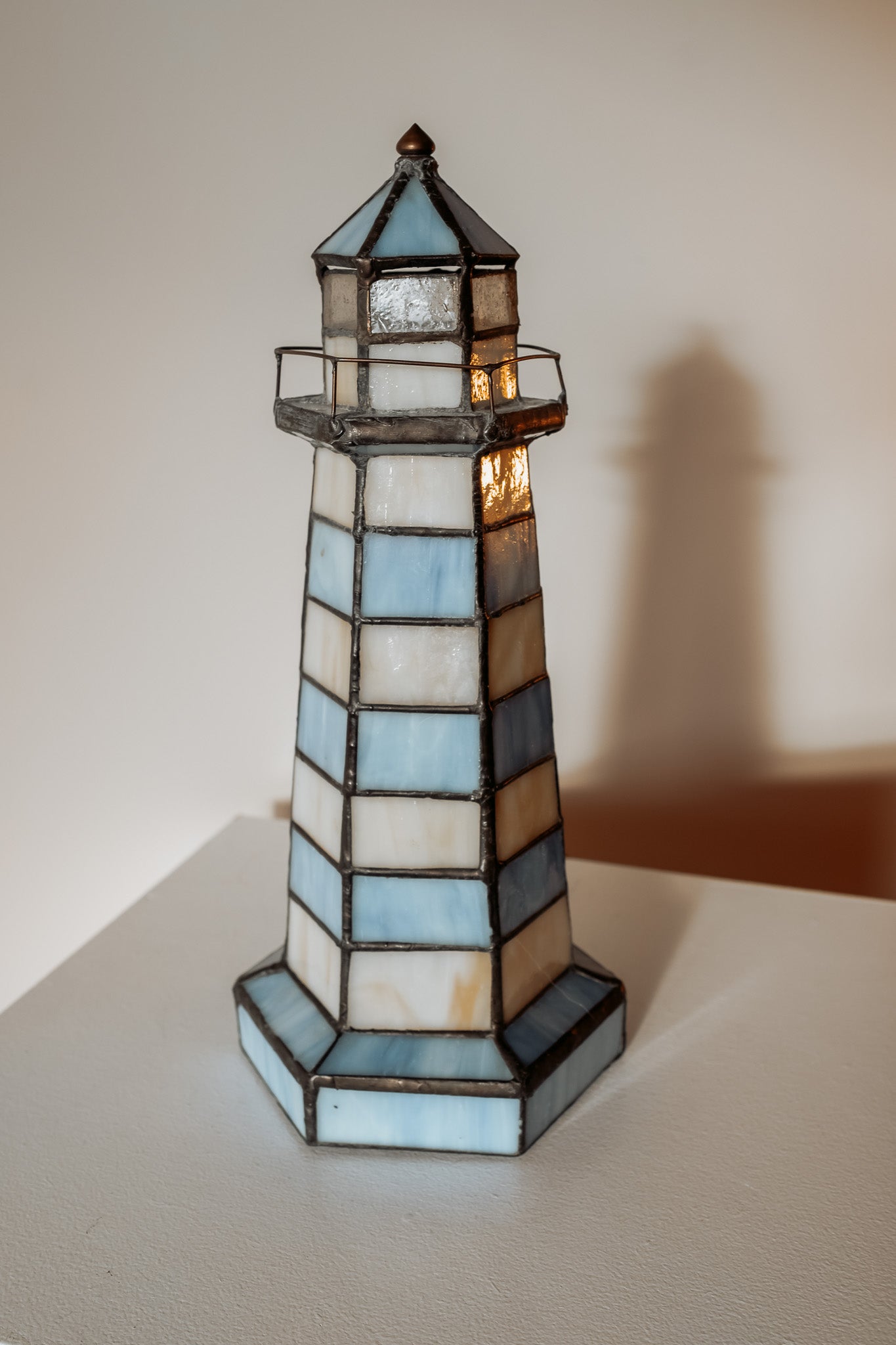 Vintage Tiffany vuurtorenlamp van glas-in-lood