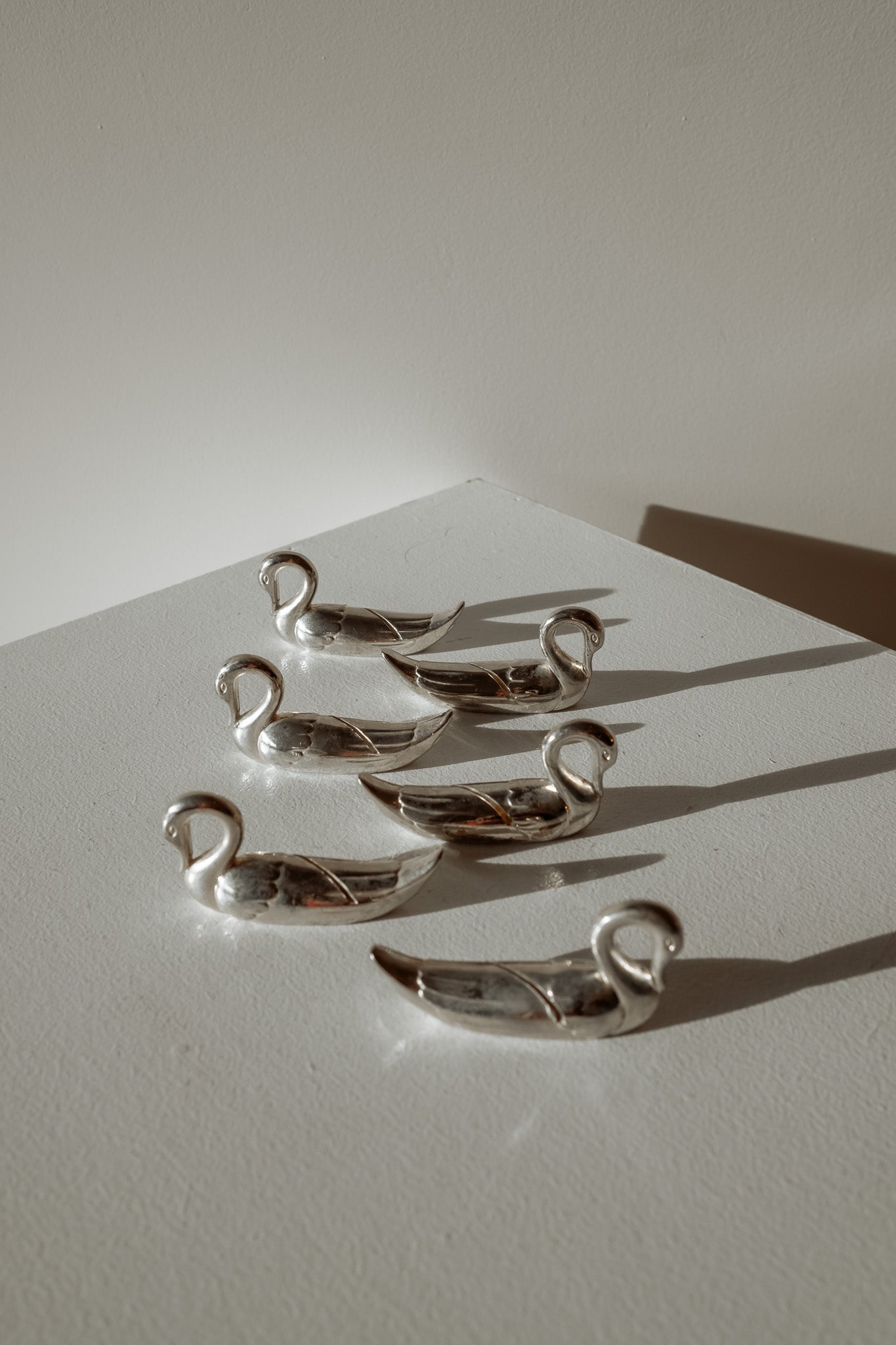 Set van 6 zilveren zwanen messenleggers of naamkaarthouders