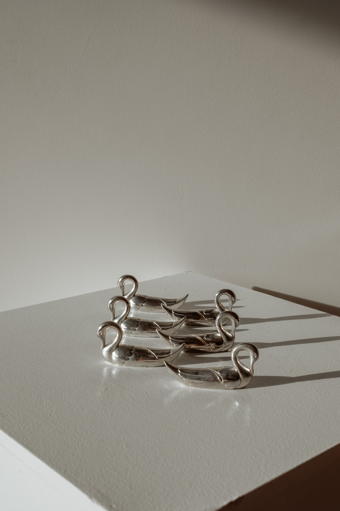 Set van 6 zilveren zwanen messenleggers of naamkaarthouders