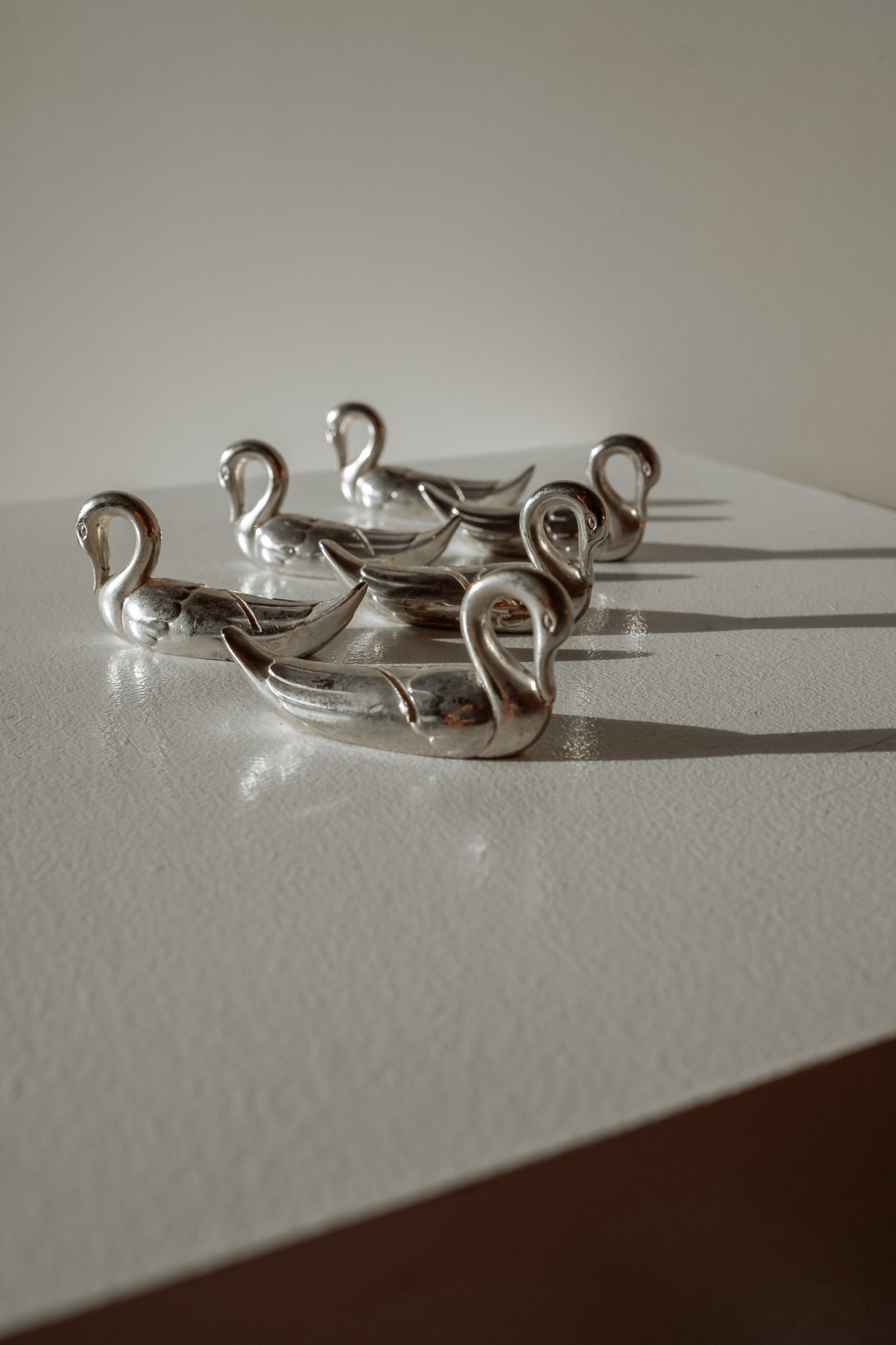 Set van 6 zilveren zwanen messenleggers of naamkaarthouders