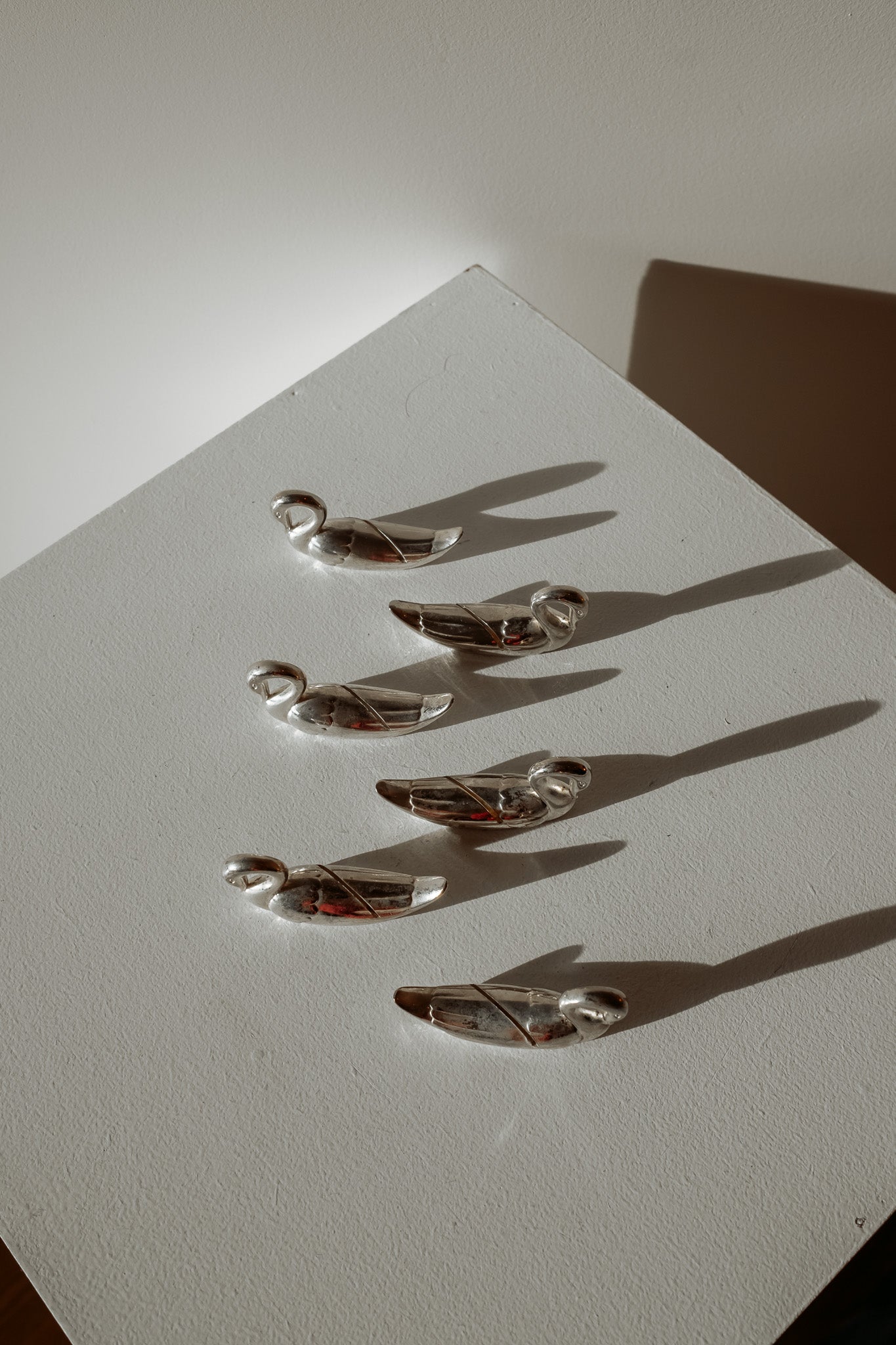 Set van 6 zilveren zwanen messenleggers of naamkaarthouders