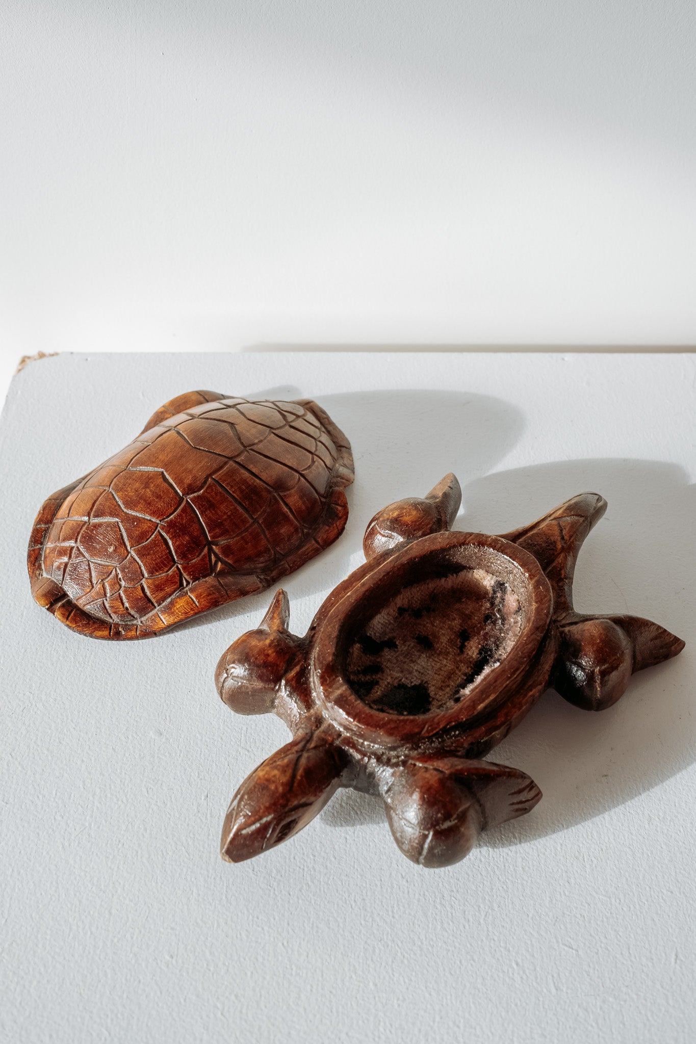 Handgemaakt houten sieradendoosje in de vorm van een schildpad