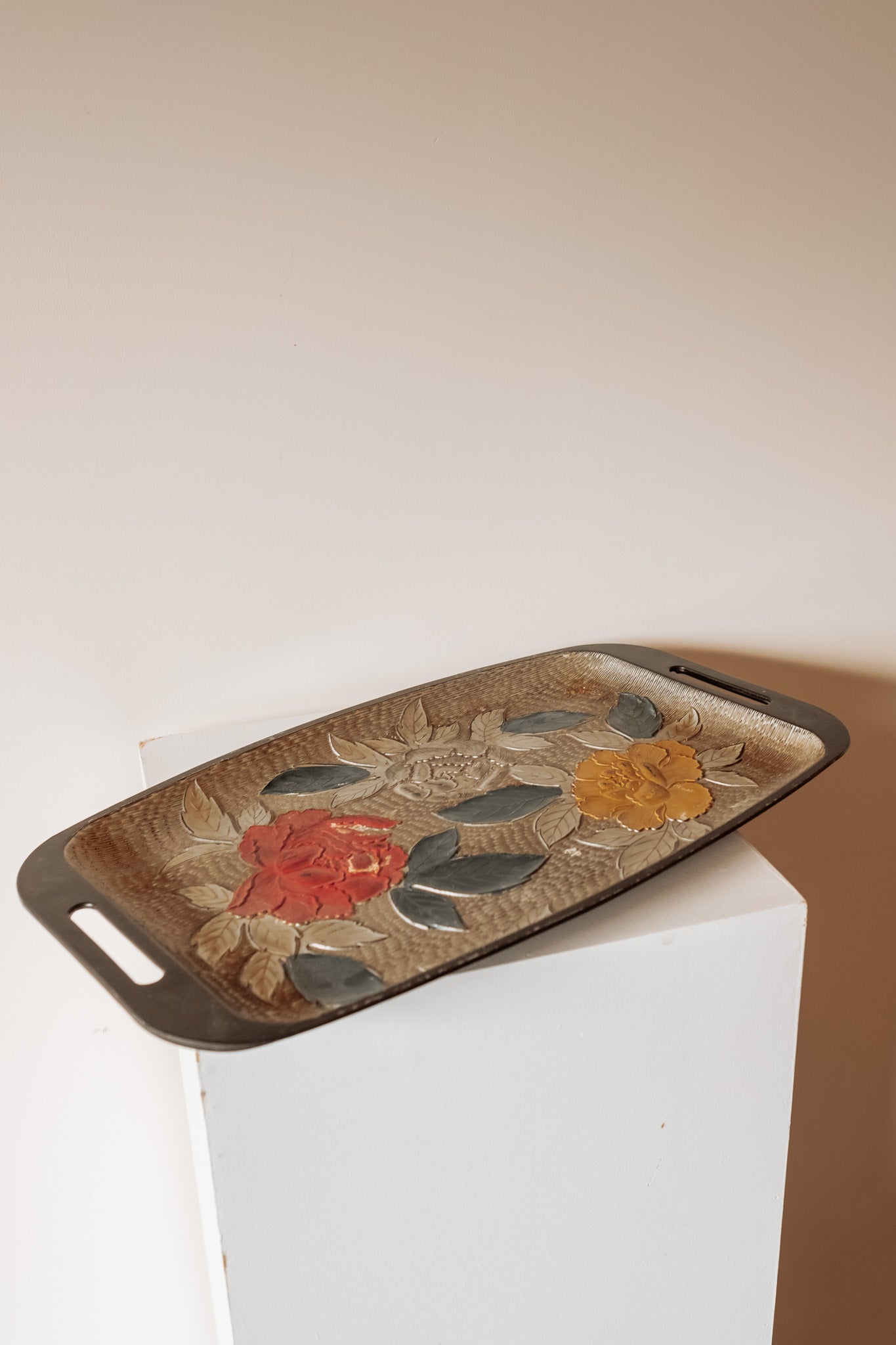 Vintage kunststof dienblad uit de jaren 60 met bloemenreliëf