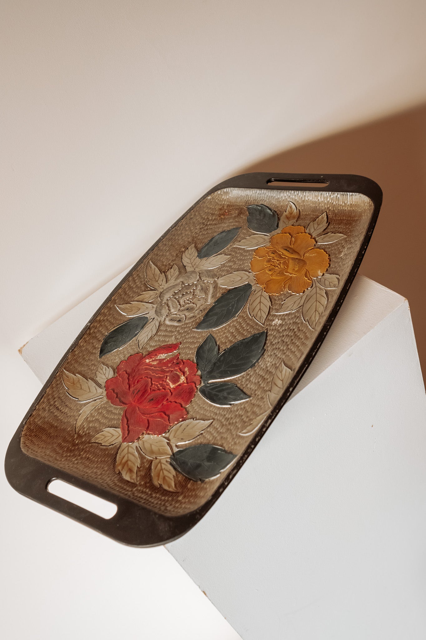 Vintage kunststof dienblad uit de jaren 60 met bloemenreliëf