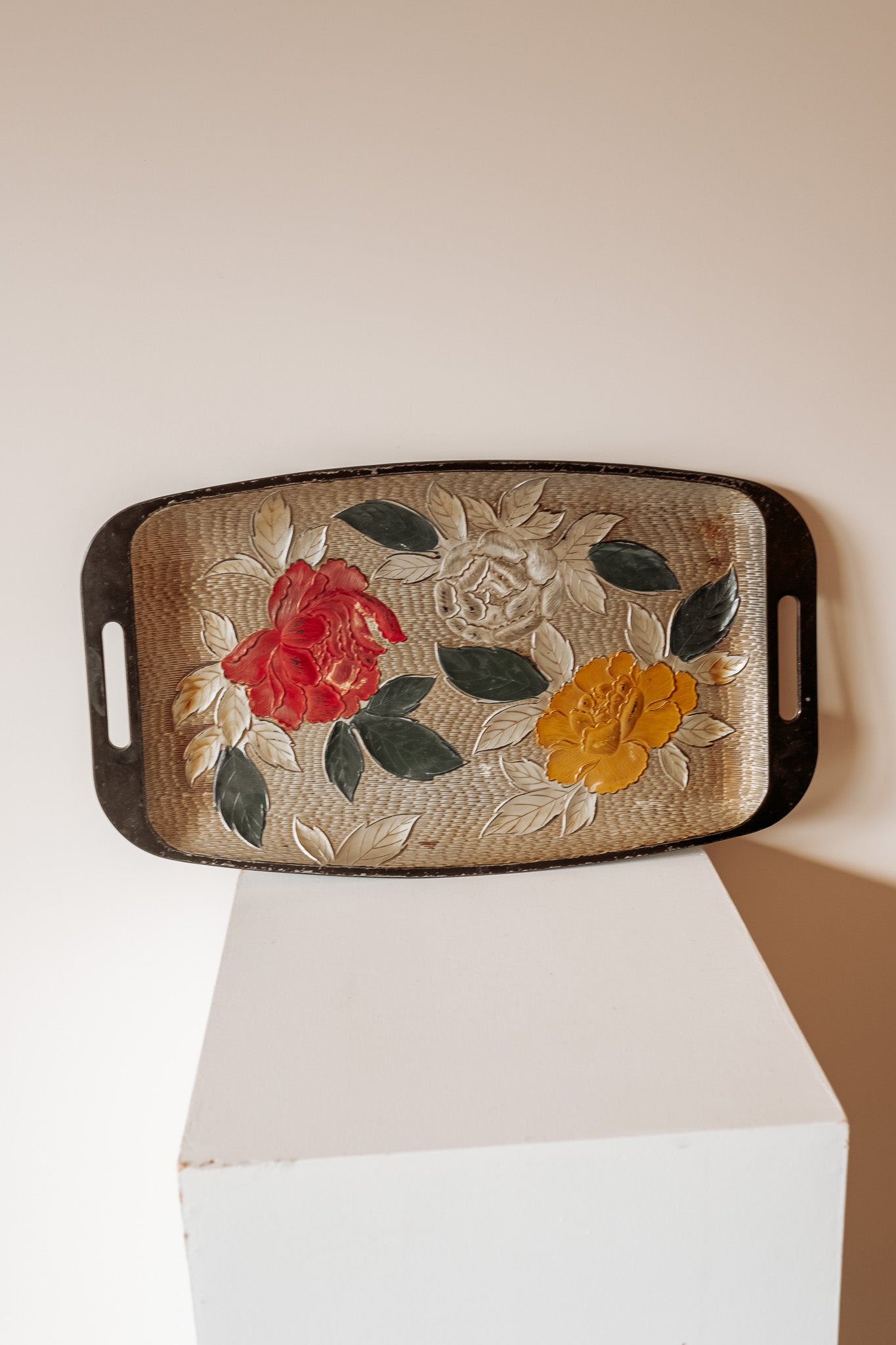 Vintage kunststof dienblad uit de jaren 60 met bloemenreliëf