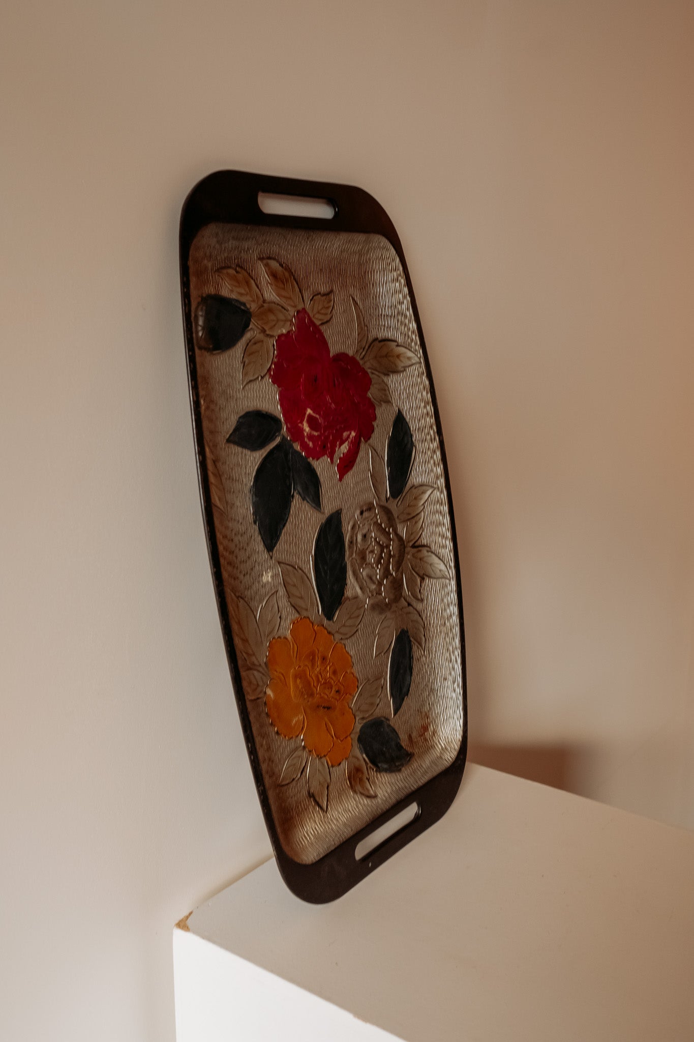 Vintage kunststof dienblad uit de jaren 60 met bloemenreliëf