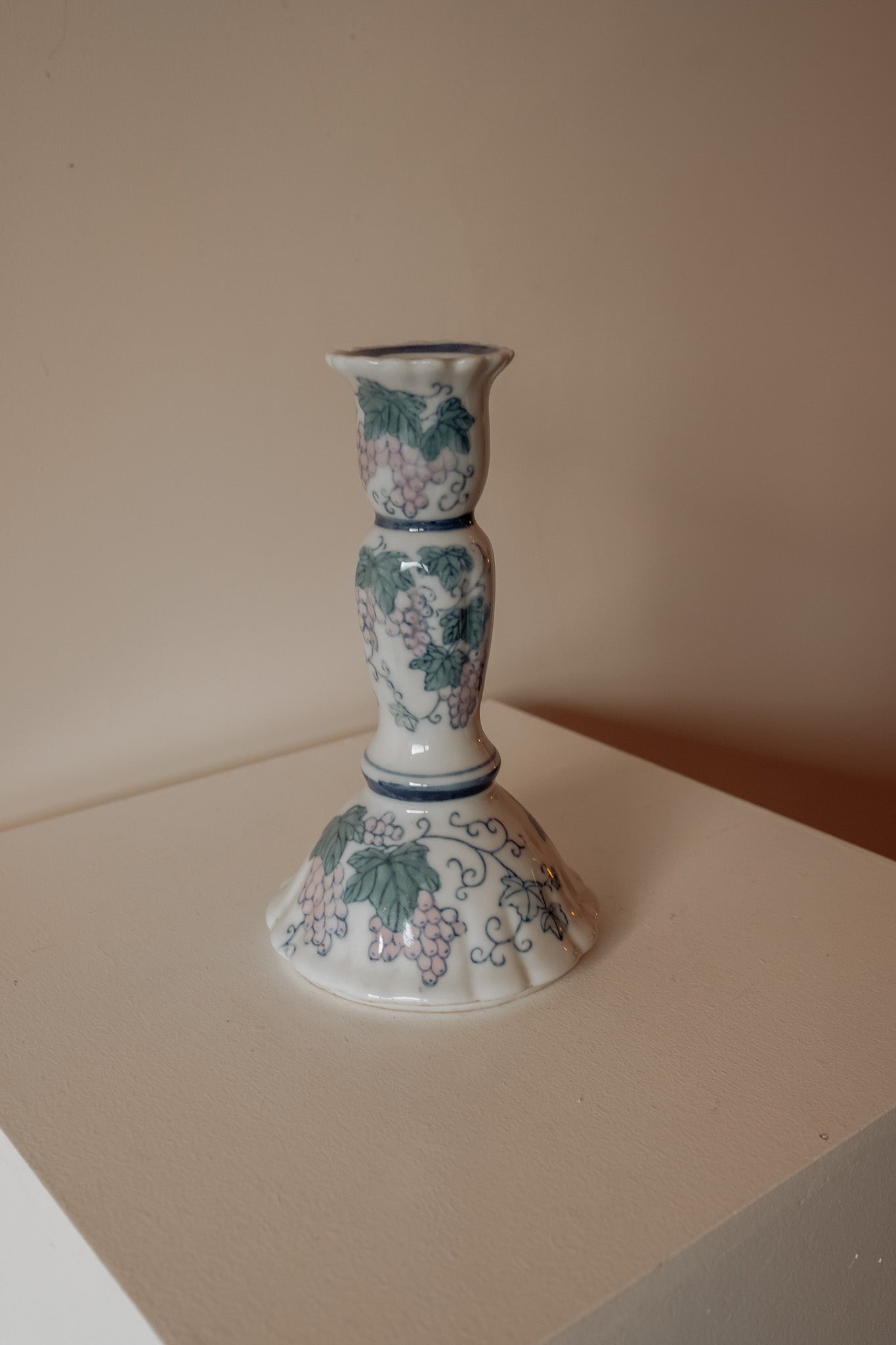 Vintage porseleinen kandelaar voor dinerkaars