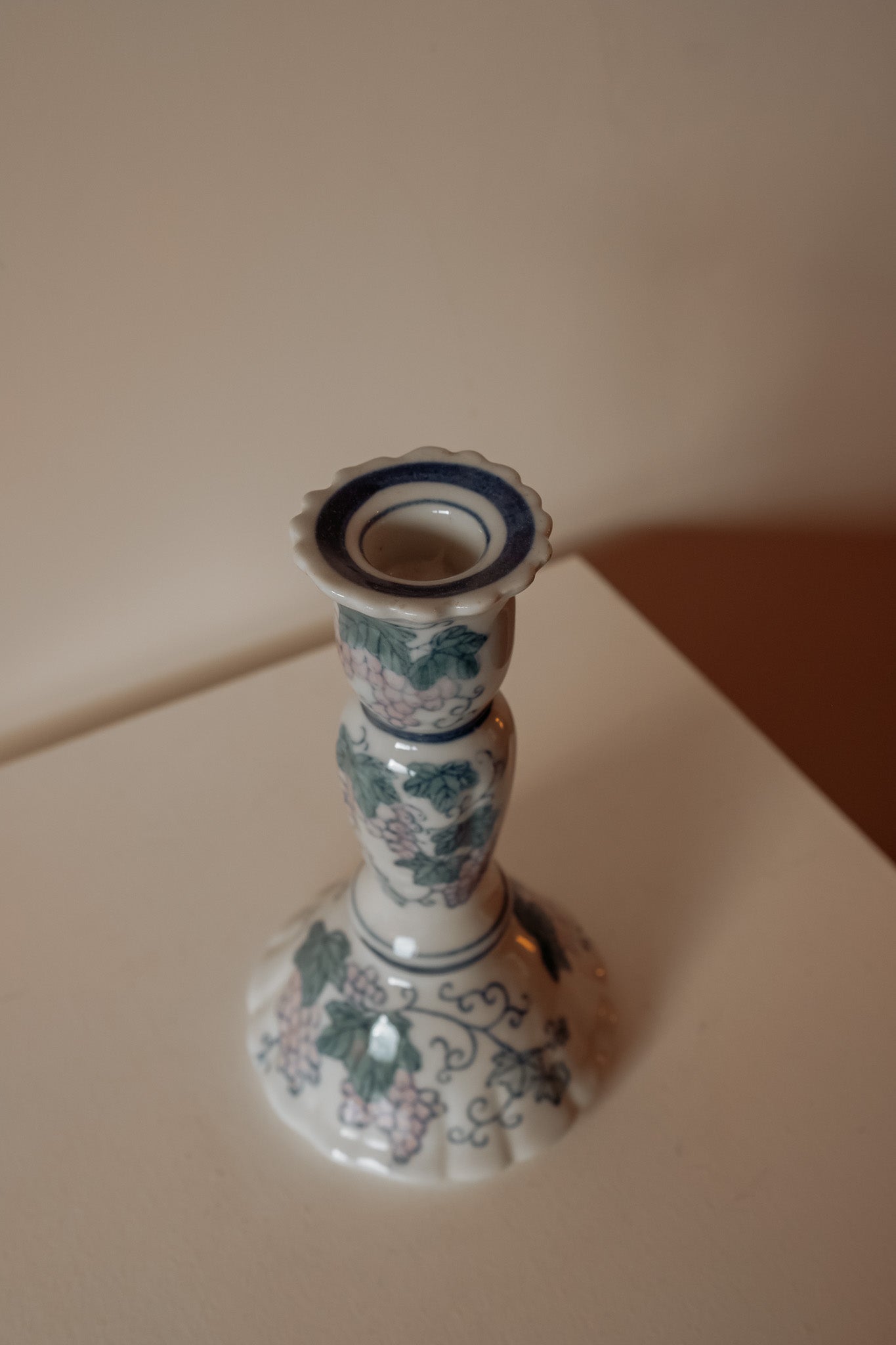 Vintage porseleinen kandelaar voor dinerkaars