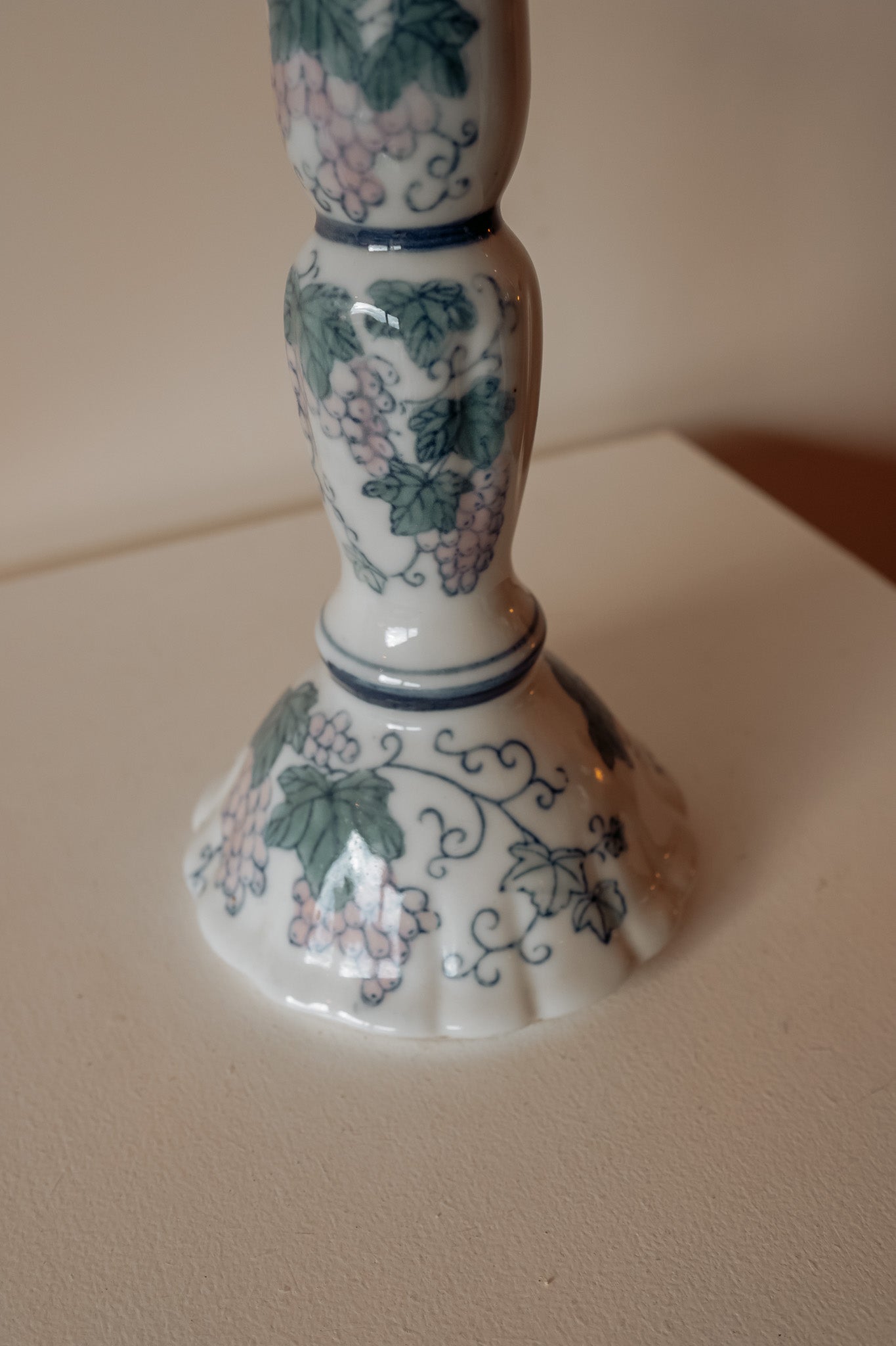 Vintage porseleinen kandelaar voor dinerkaars