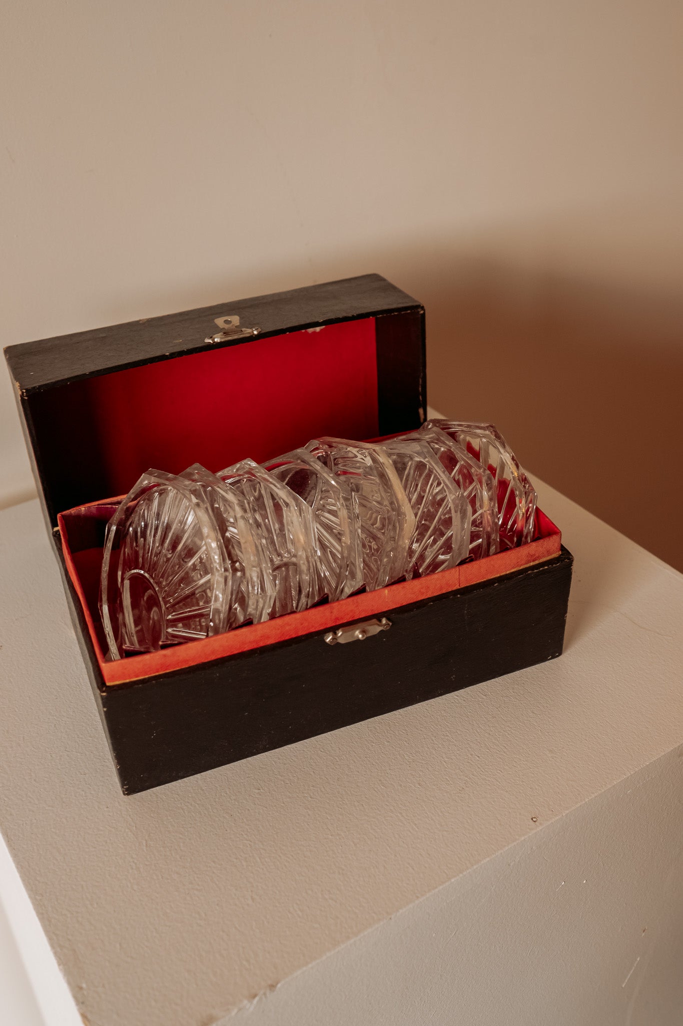 Vintage glazen onderzetters in bijbehorende doos