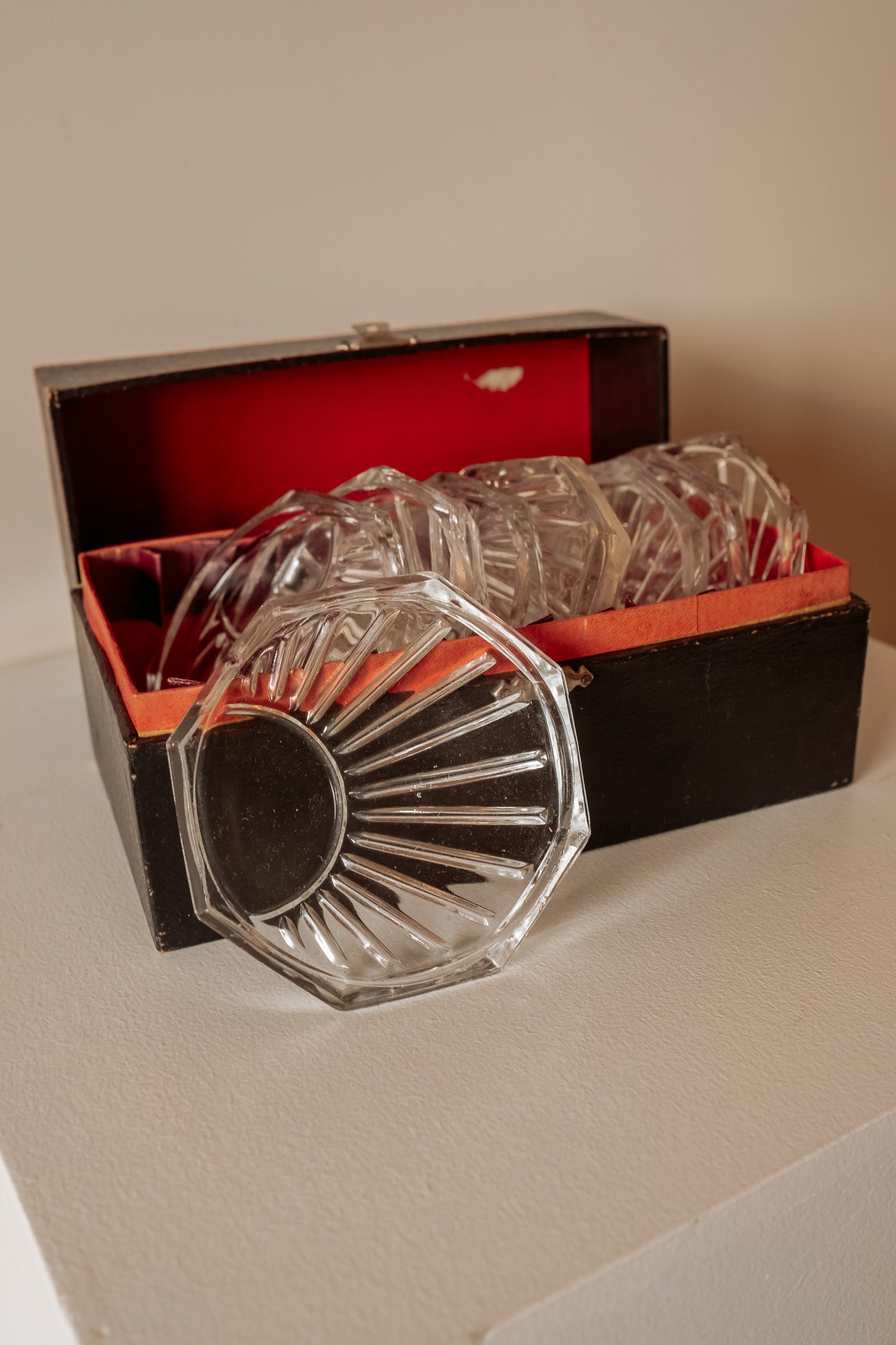 Vintage glazen onderzetters in bijbehorende doos