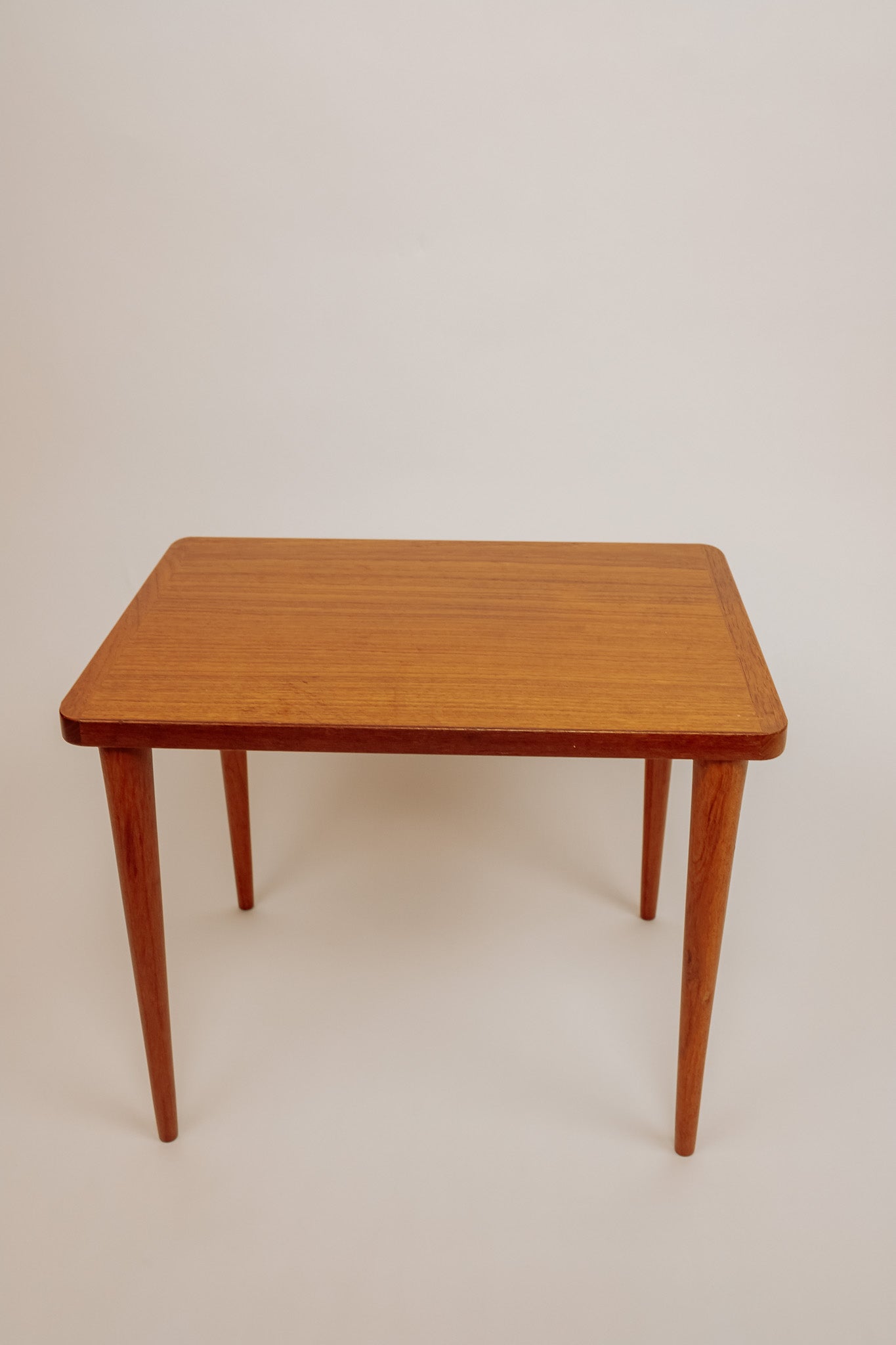 Mid Century teakhouten bijzettafeltje uit Denemarken