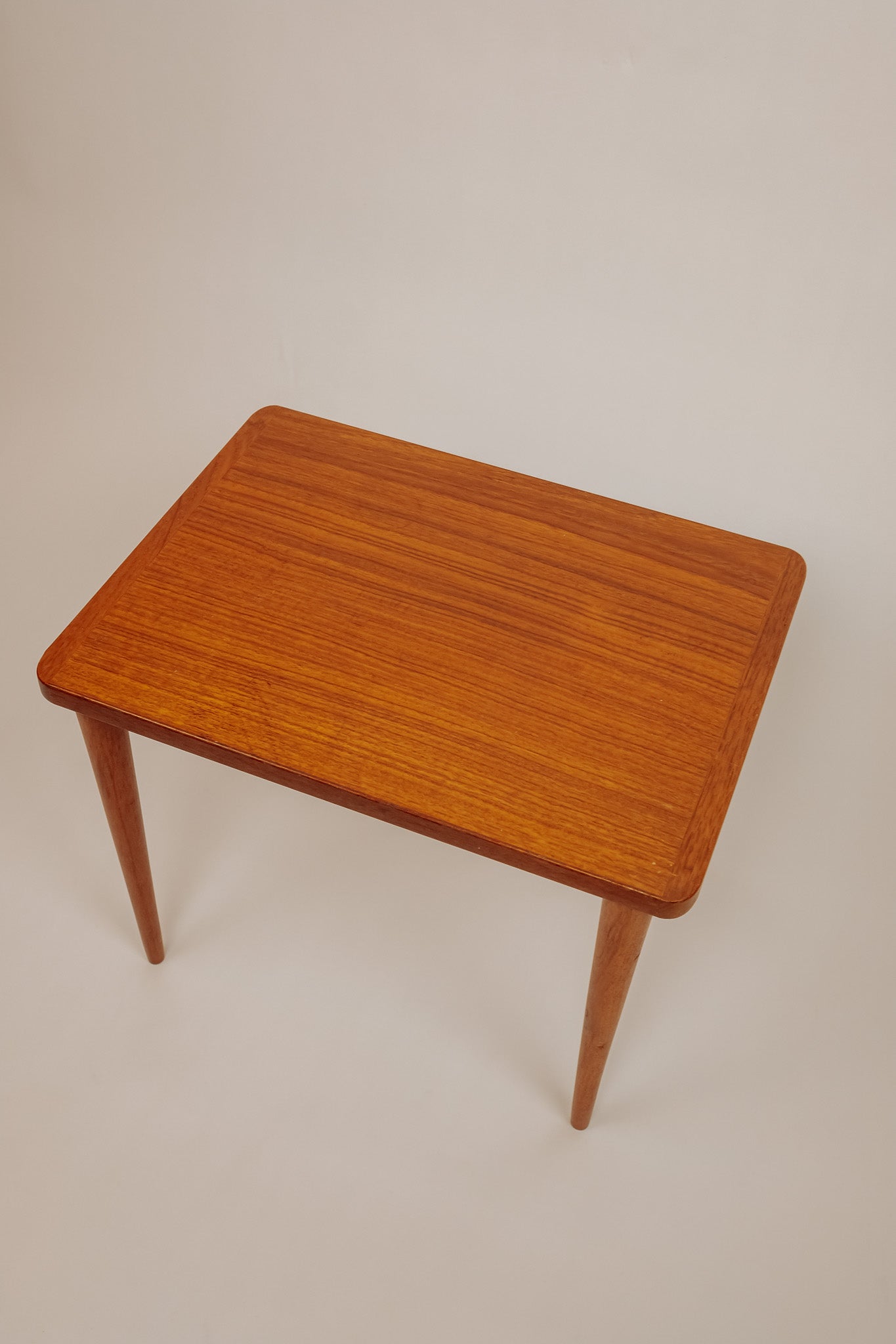 Mid Century teakhouten bijzettafeltje uit Denemarken