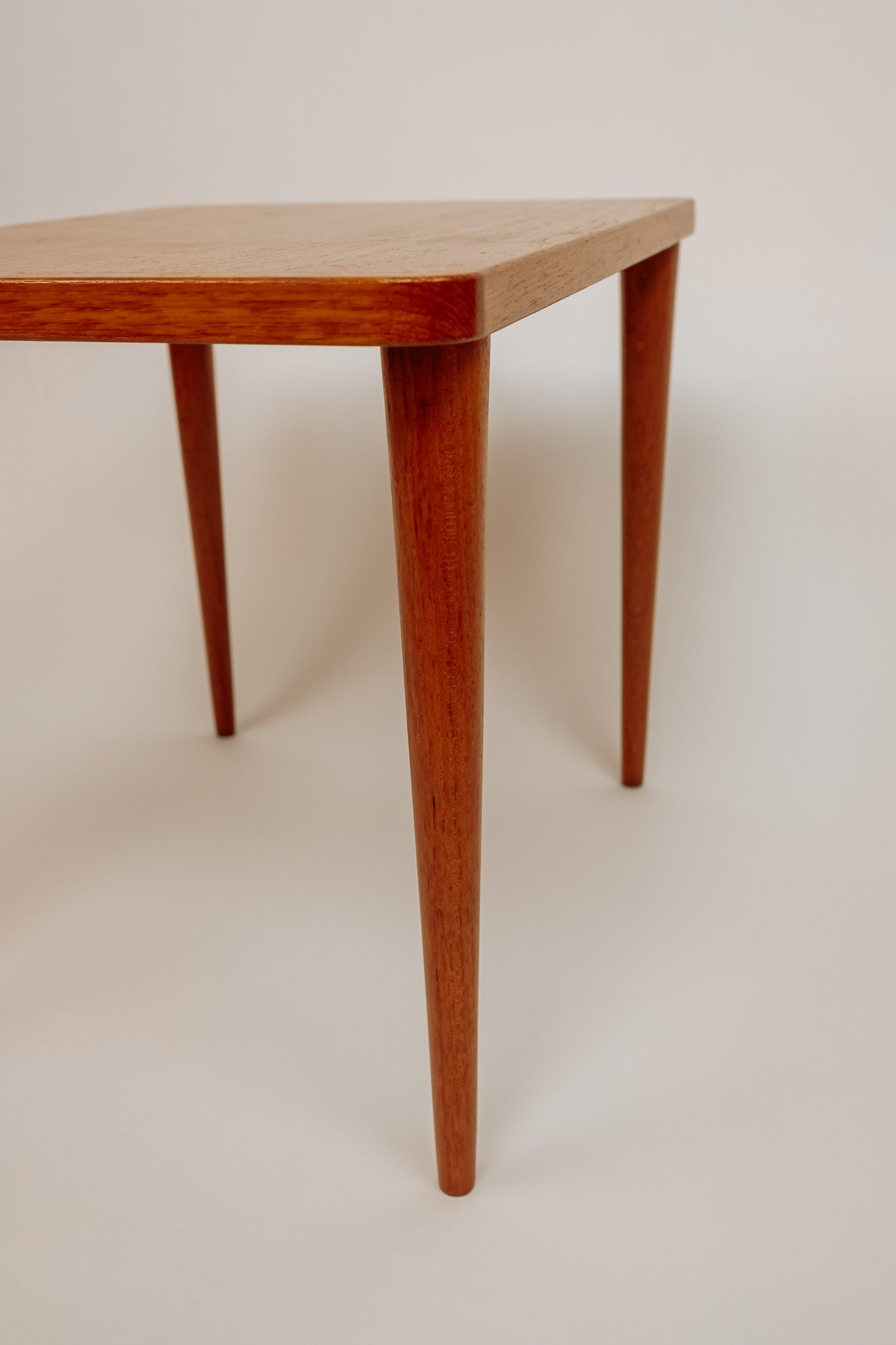 Mid Century teakhouten bijzettafeltje uit Denemarken