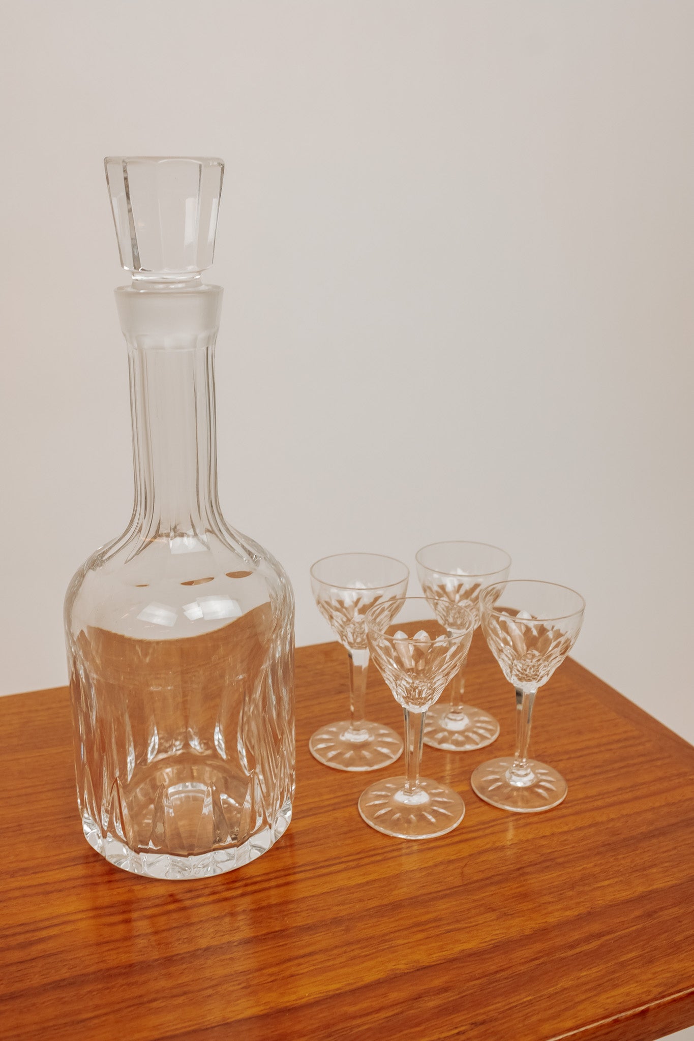 Kristallen karaf met bijpassende kristallen likeurglazen