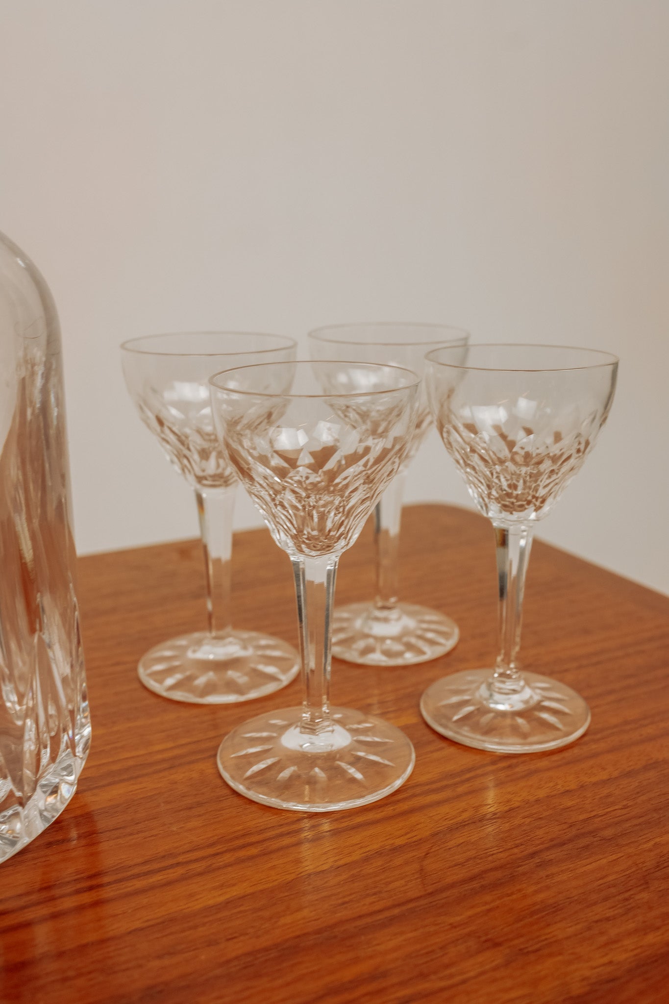 Kristallen karaf met bijpassende kristallen likeurglazen