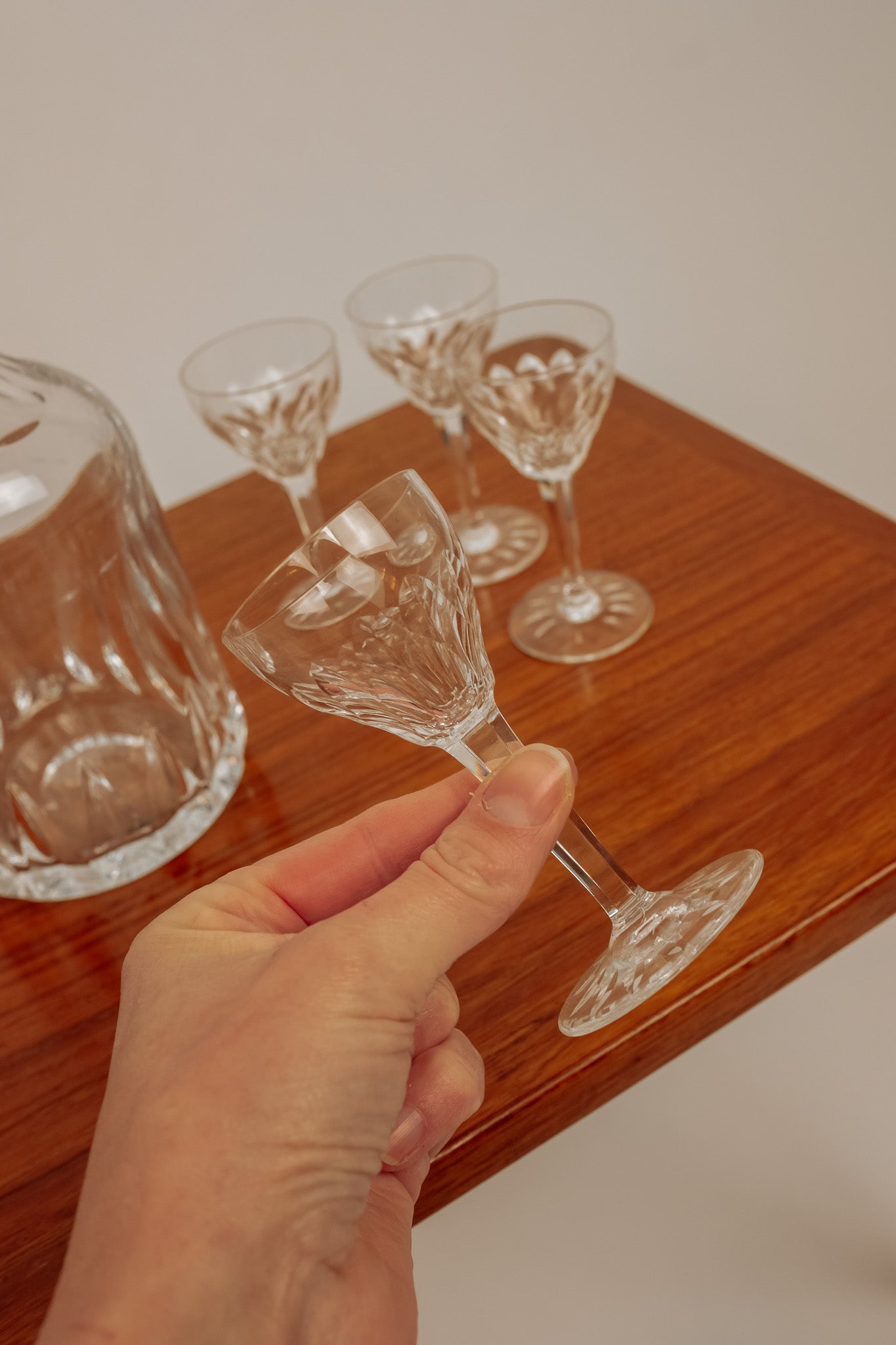 Kristallen karaf met bijpassende kristallen likeurglazen