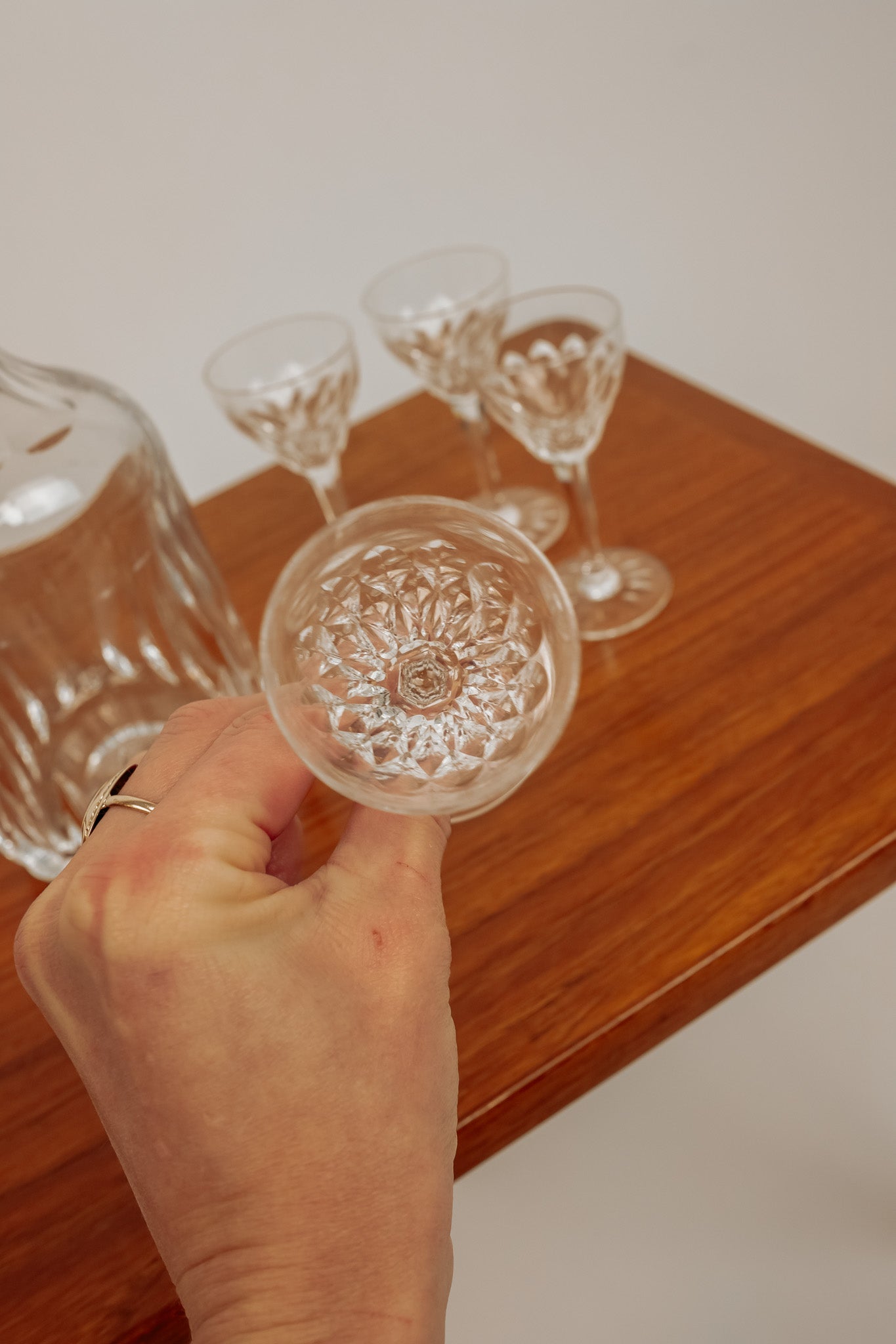 Kristallen karaf met bijpassende kristallen likeurglazen