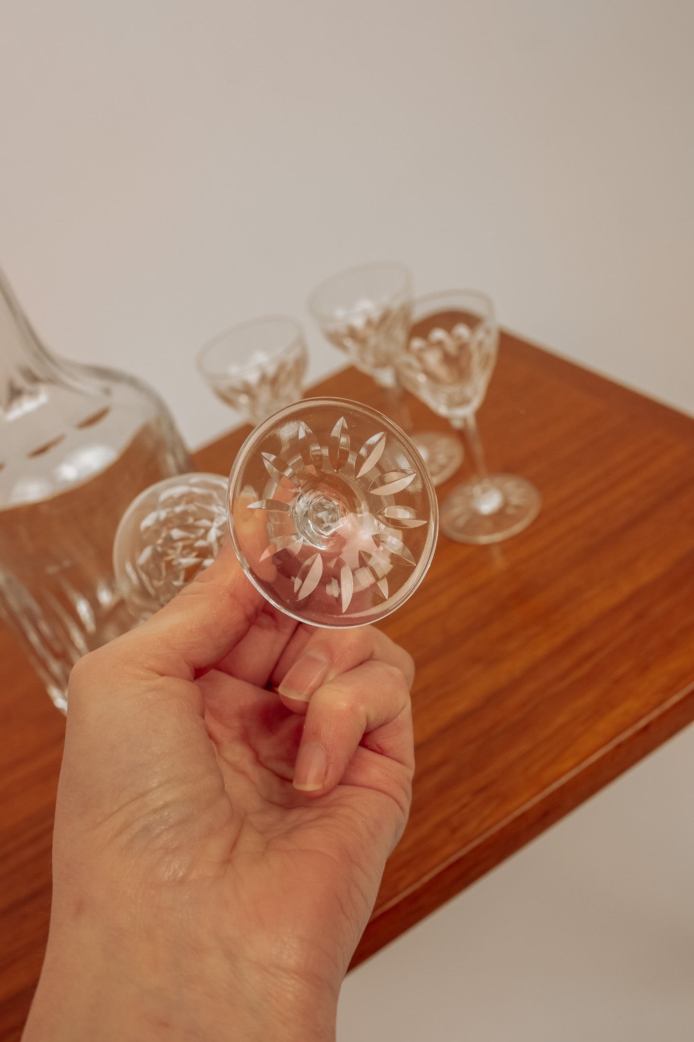 Kristallen karaf met bijpassende kristallen likeurglazen