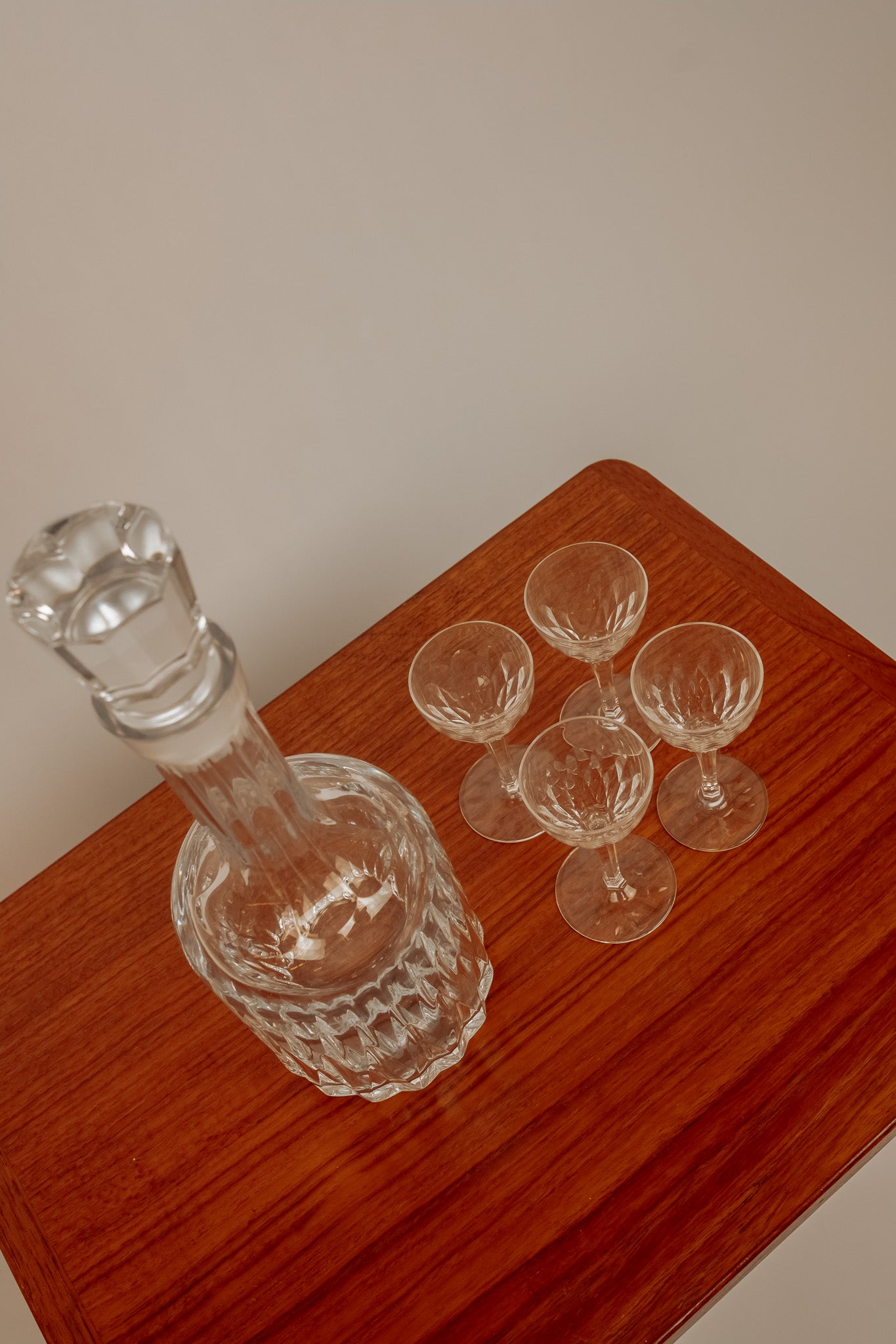 Kristallen karaf met bijpassende kristallen likeurglazen