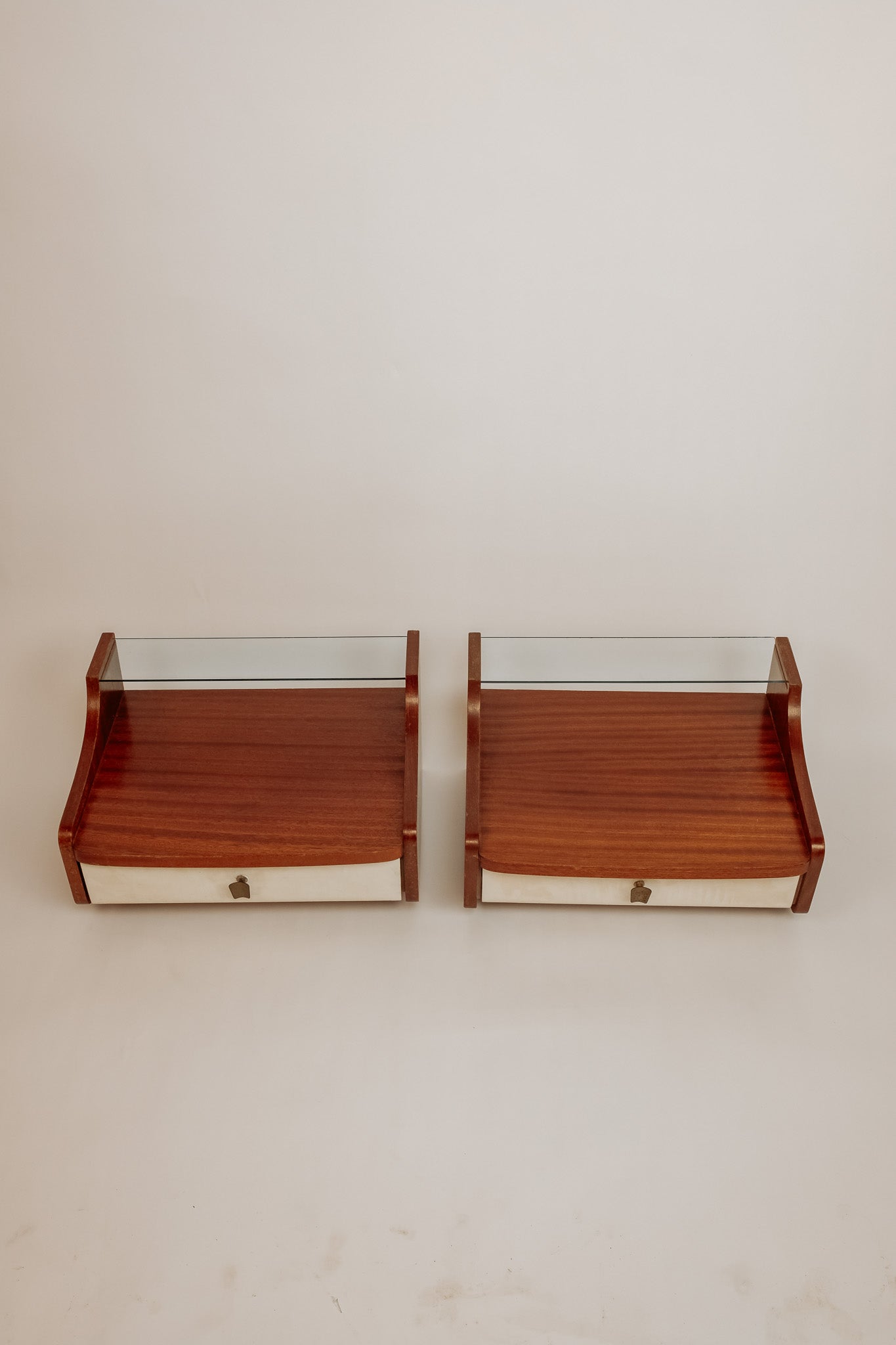 2x Zwevende Mid Century vintage nachtkastjes