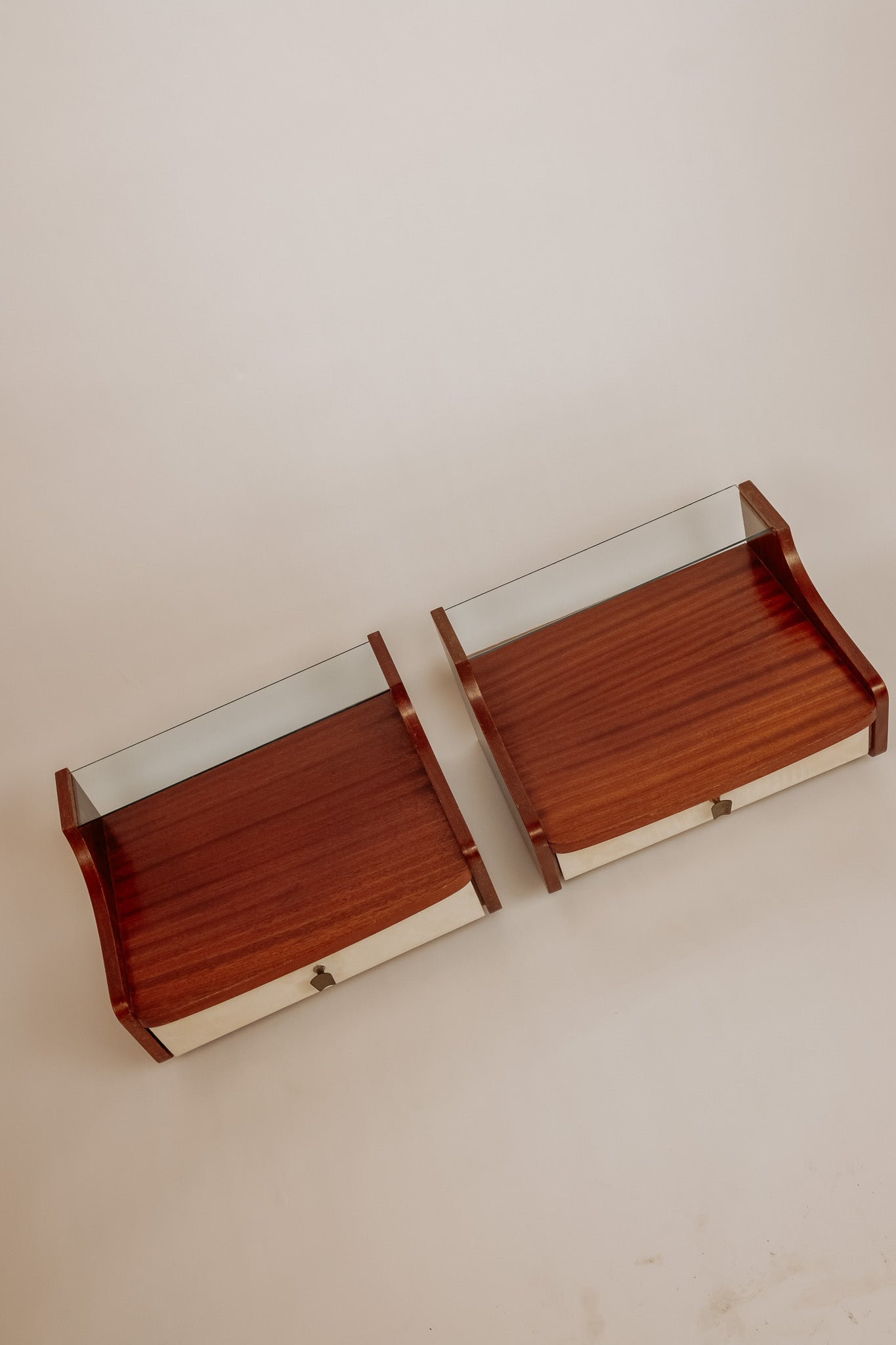 2x Zwevende Mid Century vintage nachtkastjes