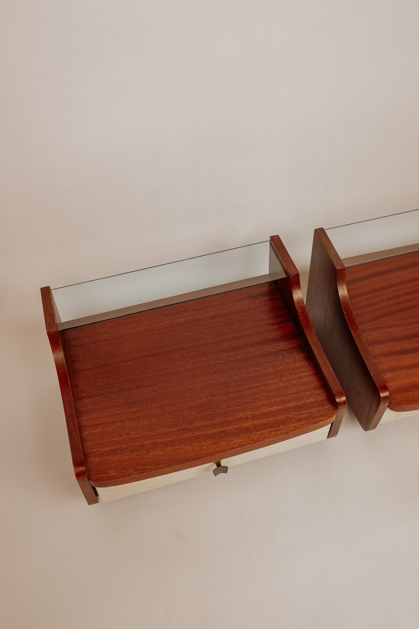 2x Zwevende Mid Century vintage nachtkastjes