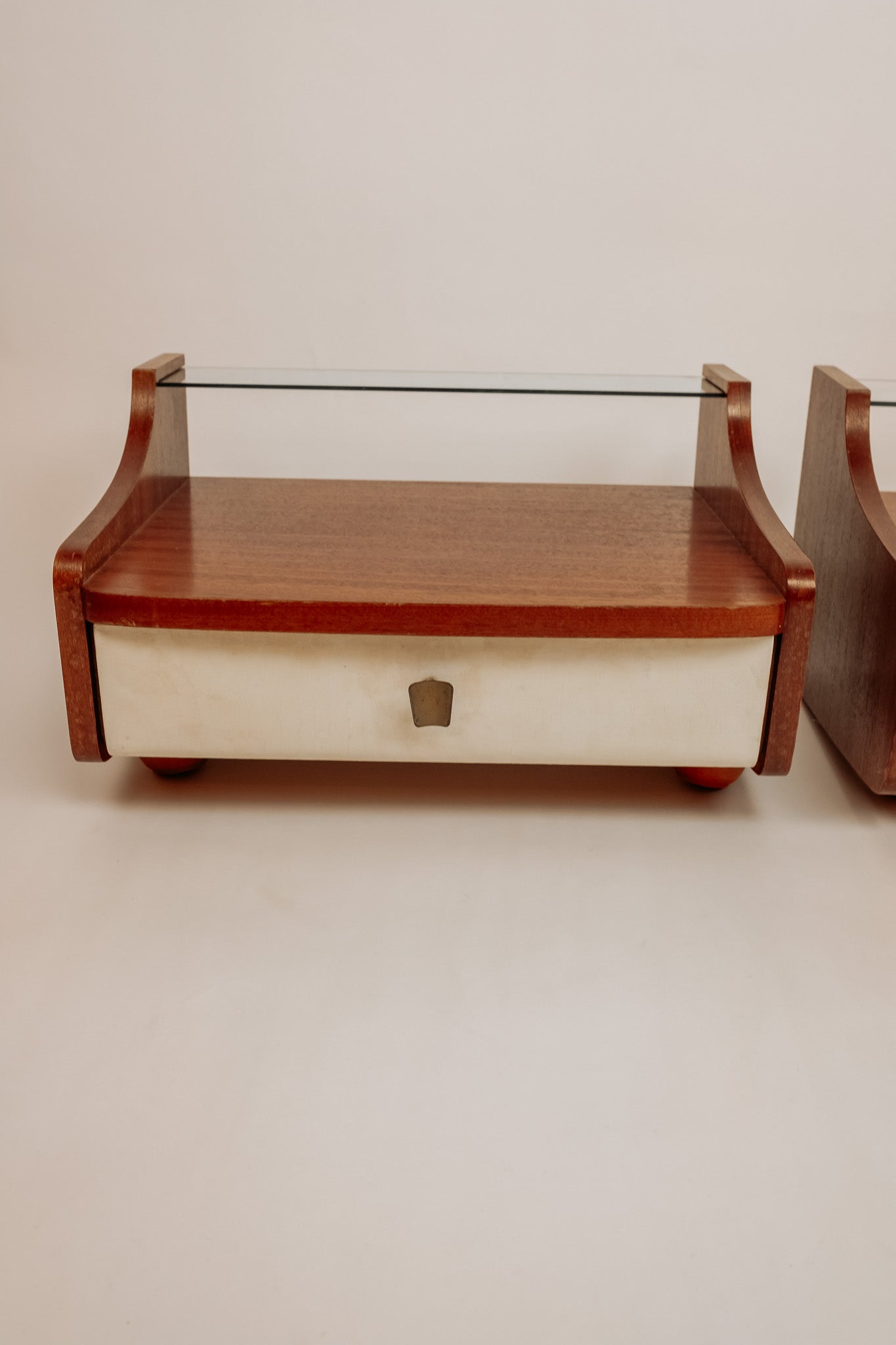 2x Zwevende Mid Century vintage nachtkastjes