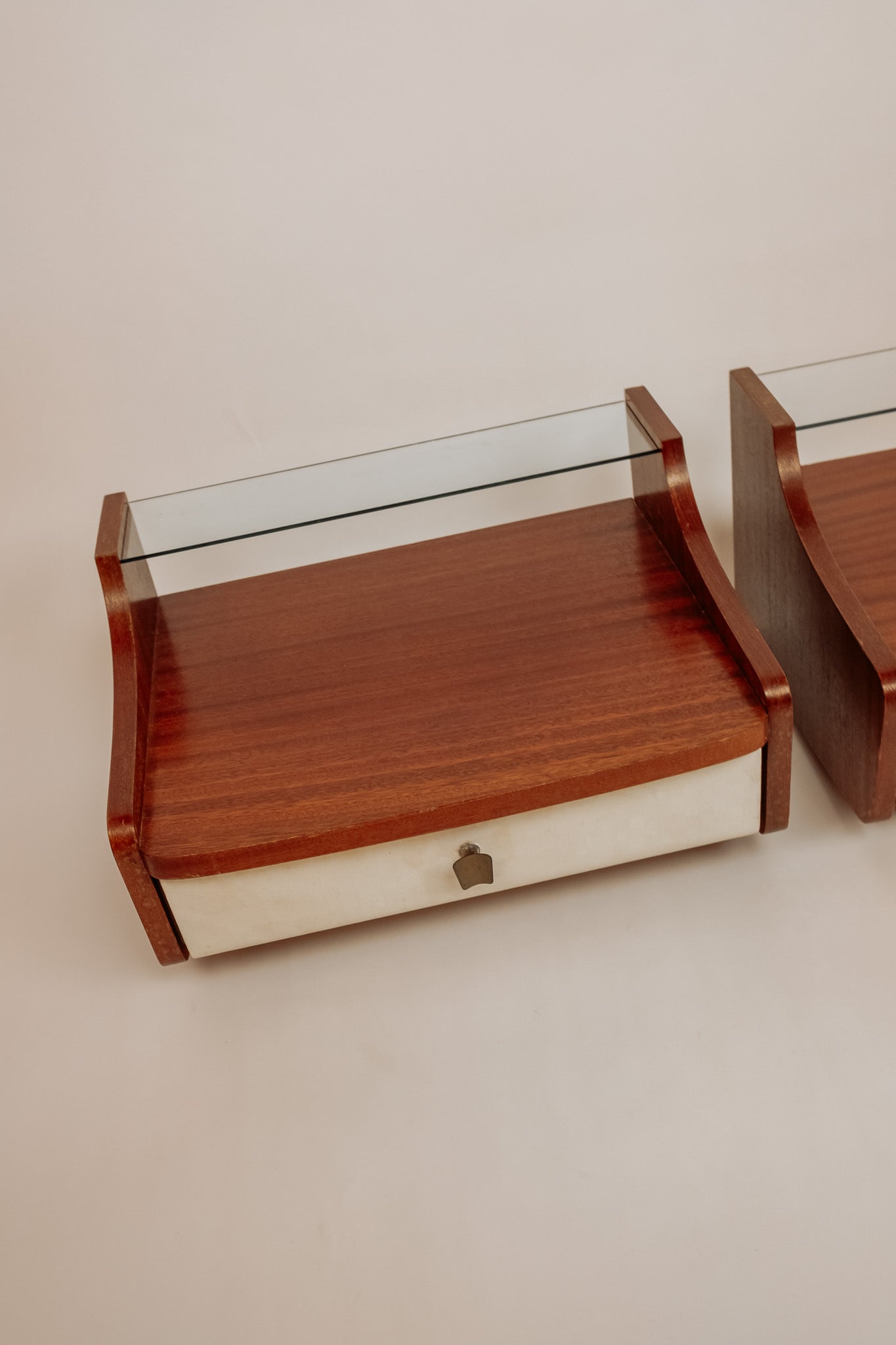 2x Zwevende Mid Century vintage nachtkastjes