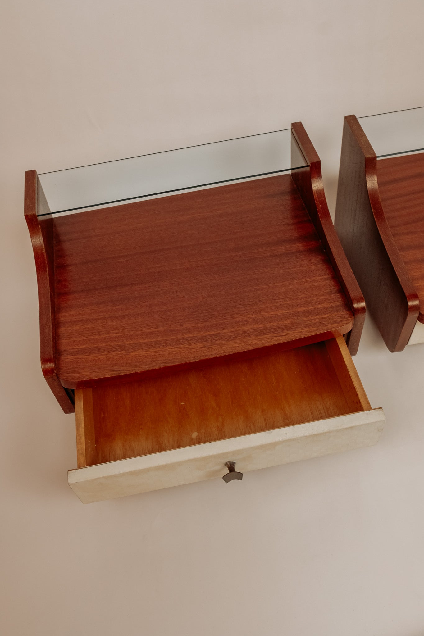 2x Zwevende Mid Century vintage nachtkastjes