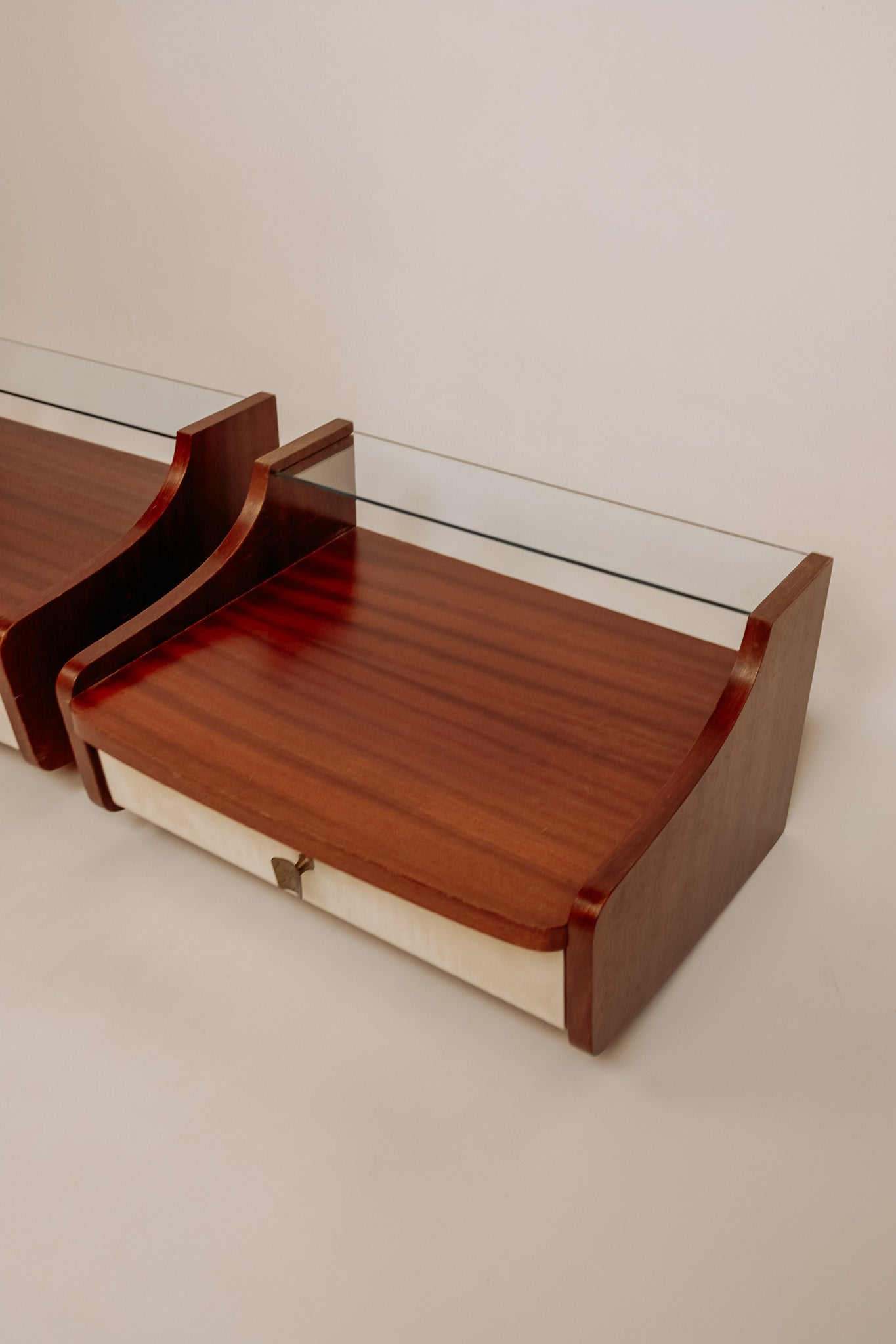 2x Zwevende Mid Century vintage nachtkastjes