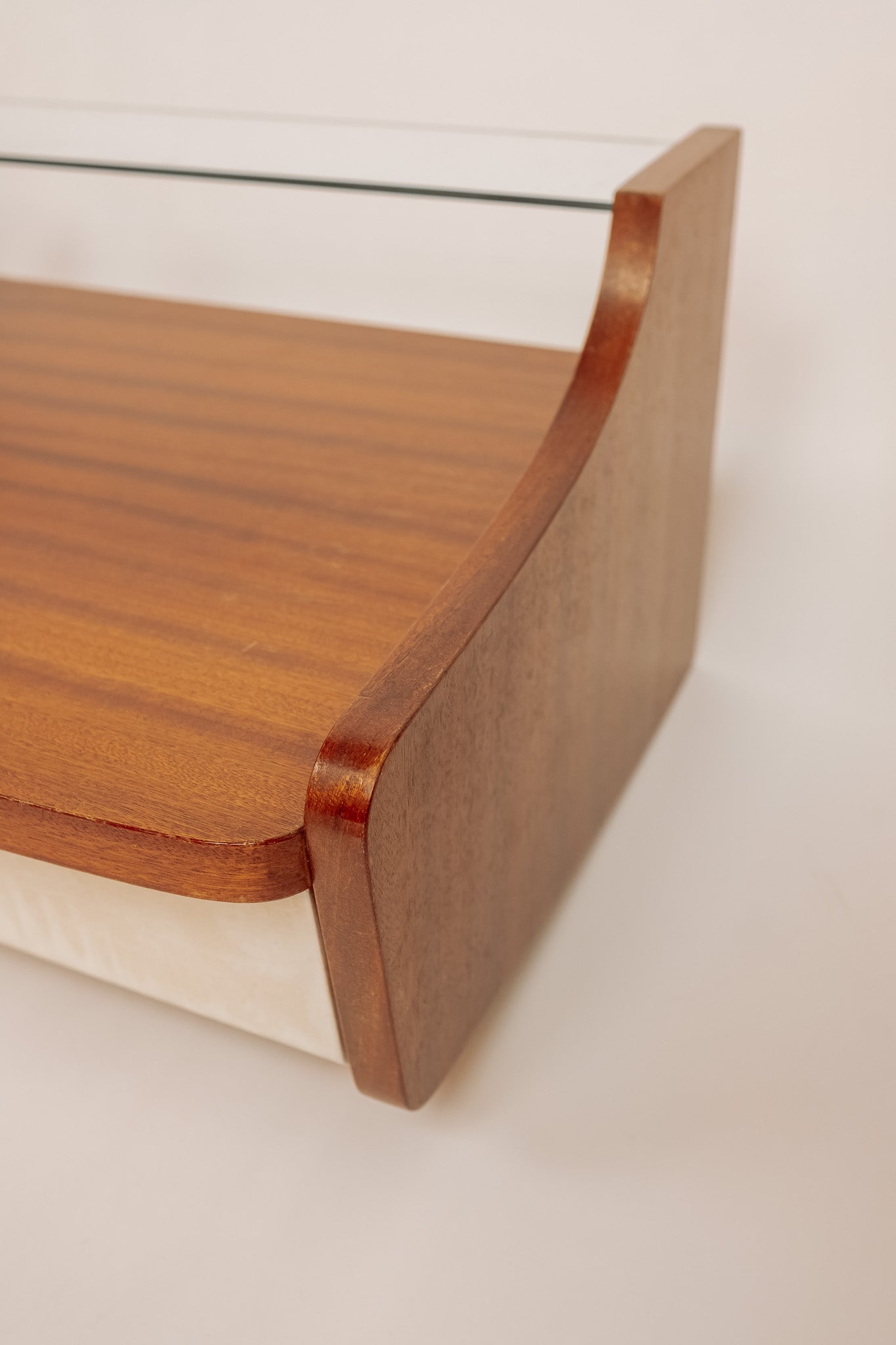 2x Zwevende Mid Century vintage nachtkastjes